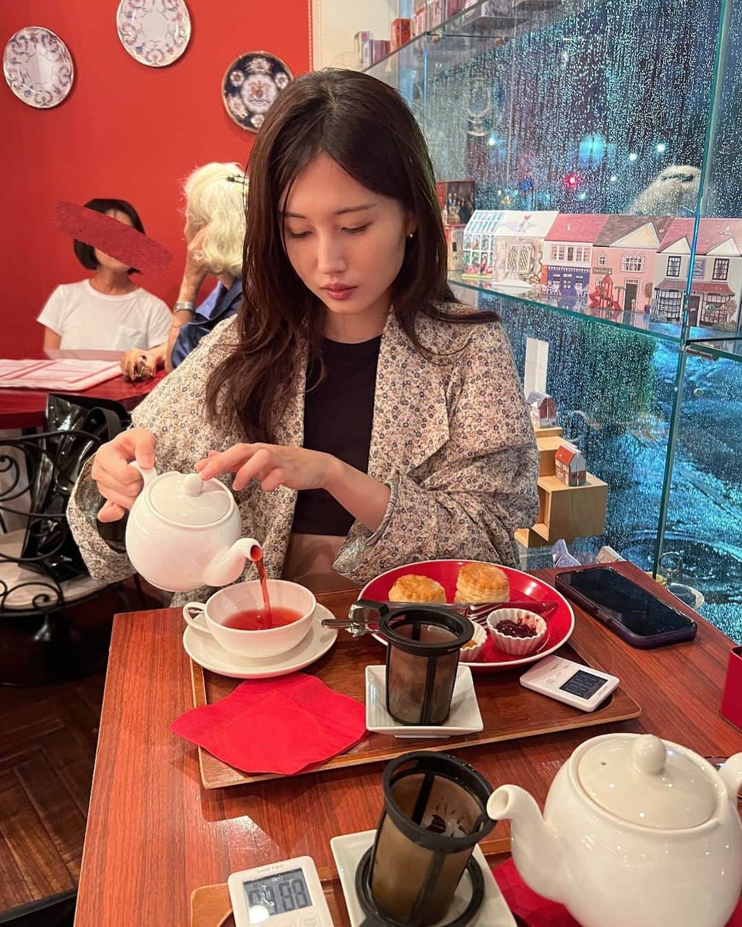 のインスタグラム：「美術館からのここでのティータイムの時間が本当にだいすき。 次はサンローランに行く時かな❤︎」