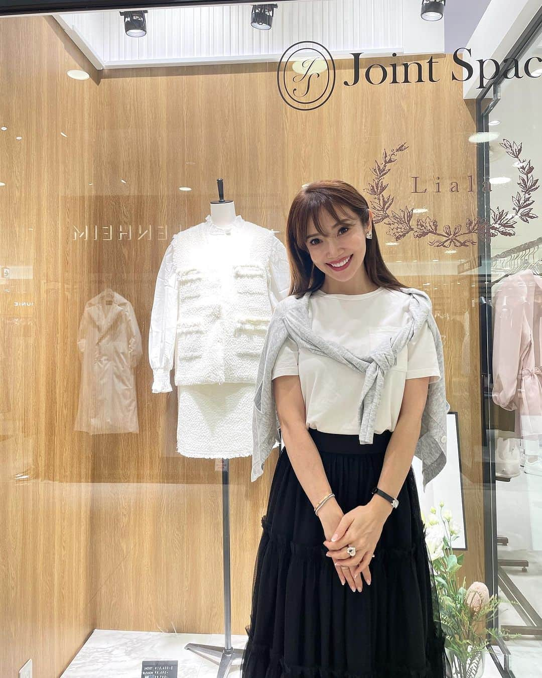 吉田美紀さんのインスタグラム写真 - (吉田美紀Instagram)「・ ・ 名古屋にて初のPOPUP  初日が無事終了いたしました🙇‍♀️  @lialapg が皆さまのお陰で10周年を迎えることができ 今月から3ヶ月に渡りPOPUPを開催します。  本日より名古屋でのPOPUPが開催しております。  来てくださるお客様が皆さま温かく素敵な方ばかりで お一人で、お友達と、ご家族と… 貴重なお時間をありがとうございました･:*+.  色々お話させて頂く時間も 本当に楽しくて… お互い『わかるぅー！』『頑張りましょ！』 と語り合ったりもして♡ わたしも沢山パワーを頂きました。  来週は金曜日・土曜日と店頭に立たせて頂き ちゃっかり名古屋で行きたいところも巡る予定♡  9/30までJR名古屋高島屋5階にて POPUP開催中です。  一枚目のツイードバッグは名古屋POPUPのノベルティで 皆さまにもお配りしております。 わたしは干し芋を入れていきました！  土曜日までどうぞよろしくお願い致します♡  #lialapg #popup #thankyou #10周年」9月24日 23時17分 - miki__yoshida