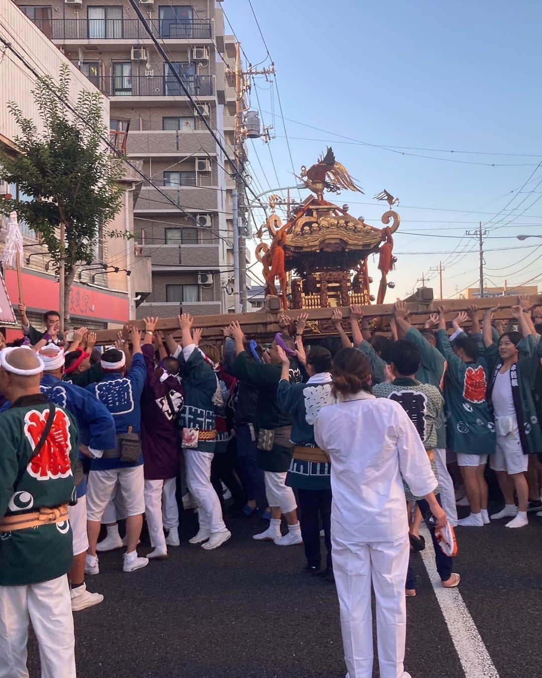 宮下美恵さんのインスタグラム写真 - (宮下美恵Instagram)「先週の神輿pic  コロナは絶賛また流行り中であるけど 世間はようやく落ち着き4年振りの神輿に感無量❗️  先週今週神輿三昧で。 身体はぼろぼろだけど😂 心はスッキリだ😍  #神輿#下町#女神輿#神輿女子#アラフォーコーデ #アラフォーママ #アラフォー#アラフォー女子 #アラフォーライフ#金髪ショート #金髪#金髪女子 #低身長コーデ #三姉妹ママ」9月24日 23時09分 - miemiyashita