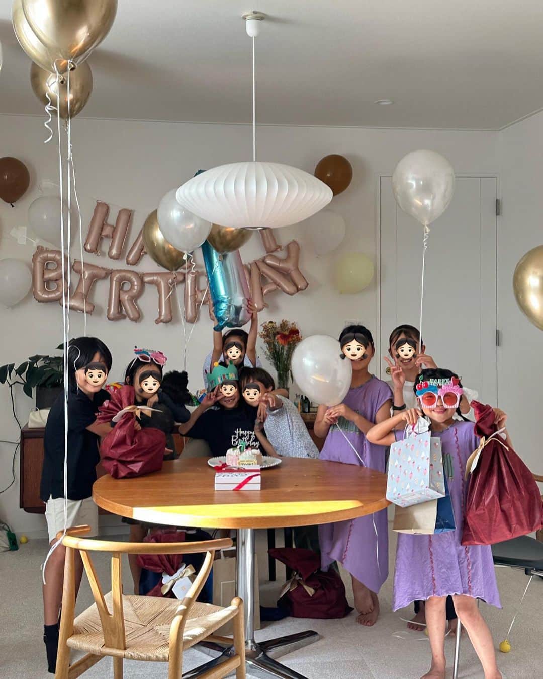 松本恵奈のインスタグラム：「とおき7歳のお誕生日おめでとう🎂 今日はお友達みんなで集まって お誕生日パーティーでした🎉 最高に楽しそうで幸せそうな笑顔を沢山見れてよかったな♡ 素敵な7歳になってね！！  みんな来てくれてありがとうー！！ 次はみんなでキャンプの計画も立てないと💪🏻楽しみが止まらない😂♡  最後に当日家族でやったお祝いの写真ものせておこうかな♡ 大好きなサッカーボールのケーキ、 すごく喜んでました⚽️ （たかしナイス👍🏻）  明日はCLANE NEWoMan pop upスタートですね♡ @manof_official もフロアは違いますが同日からpop upが始まるので是非遊びに行ってみてください♡ 朝から私も遊びに行く予定です😊 ではおやすみなさい♡ #toki #happybirthday #お誕生日 #7歳 #おめでとう」