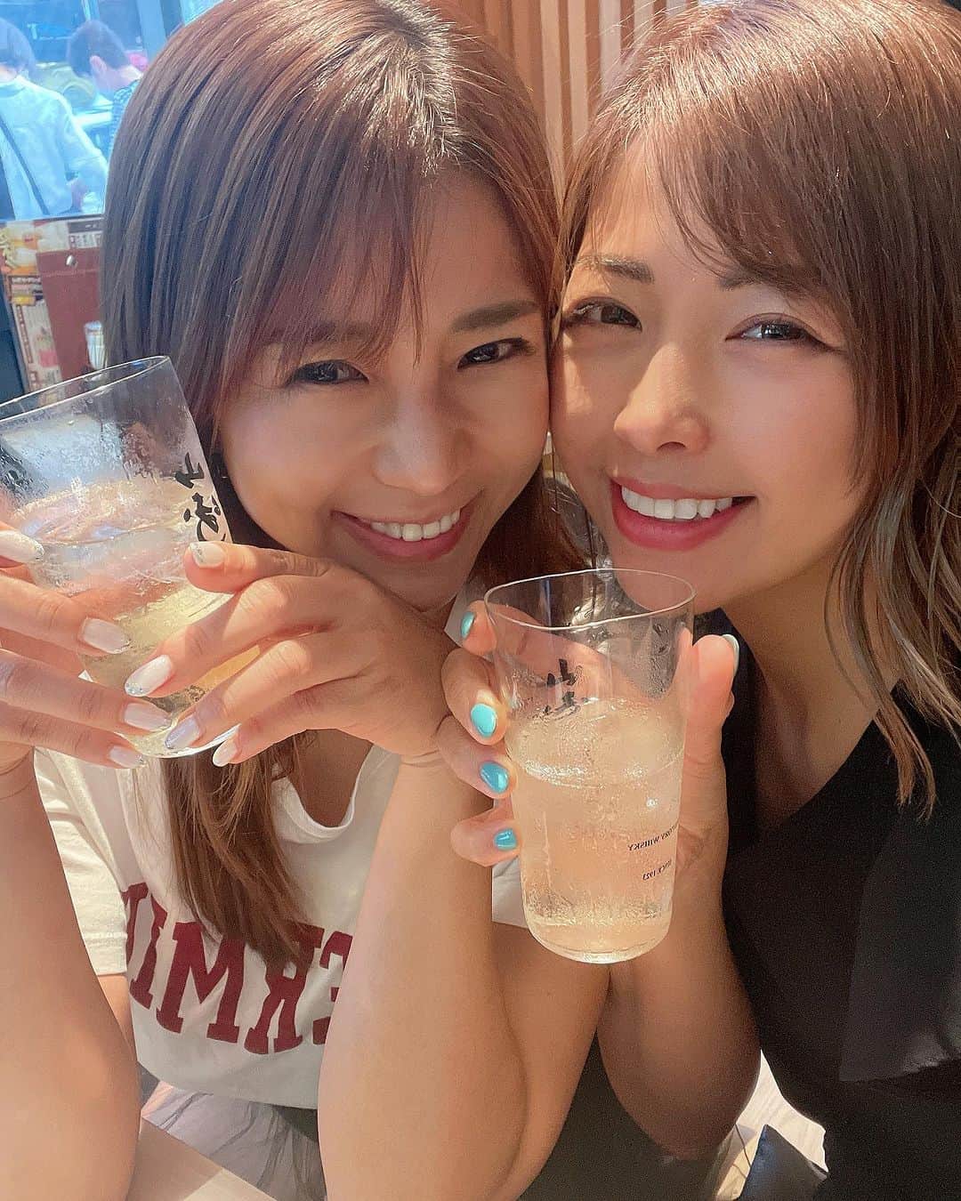 のインスタグラム：「ななち、出会ってもう14年くらい？ デビューしてすぐユニットで出会って、これまでずっとずっと仲良くしてくれてありがとう💓💓💓 こうして今も腹割って色んな話ができて、 飲んだくれてくれてありがとう💕💕💕 これからもよろしくお願いします💓💓   #Love」