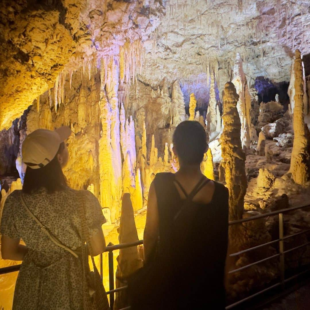 富田麻帆さんのインスタグラム写真 - (富田麻帆Instagram)「沖縄旅行✈️  あいあい、みころん、私の3人で沖縄に行ってきました！！！  ずっと楽しみにしてた沖縄✨やっといけた！かれこれ何年行きたいと言い続けたことでしょう。実現できる日が来て本当に幸せです！！！  沖縄といえば✨海🏖✨ですが、 海以外のところにも行ってきました！  おきなわワールド✨内にある 玉泉洞✨  すごい美しかった〜  時間の流れがゆっくりで、ずっと見ていたくなる。気がついたら予想以上に時間が過ぎていました。笑  玉泉洞以外にも沖縄ワールド内では、手作り体験が出来たりショーを見たり果物食べたりと、時間があっという間に過ぎてしまいます。  (実は地元のおじさんに2時間ぐらいでまわれるよ〜と言われてて、そのつもりで予定を立てたんだけど......気付いたら4時間こえてた。笑)  おきなわワールド行ってみようかな〜という方は、是非時間にゆとりを持って行ってみてね💓  公式HP https://www.gyokusendo.co.jp/okinawaworld/  #おきなわワールド #玉泉洞 #美しすぎる景色  #時間が足りない」9月24日 23時14分 - maho_tomita6261