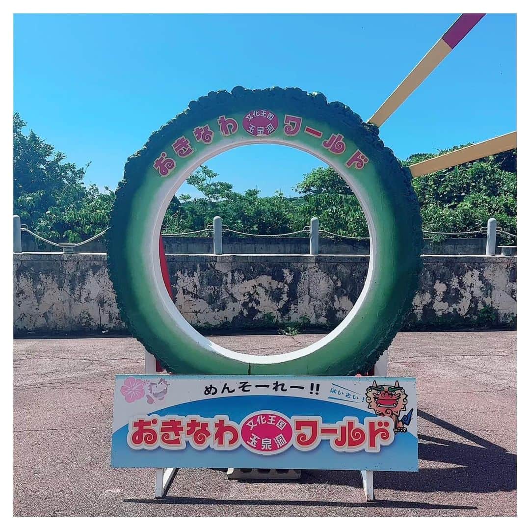 富田麻帆のインスタグラム：「沖縄旅行✈️  あいあい、みころん、私の3人で沖縄に行ってきました！！！  ずっと楽しみにしてた沖縄✨やっといけた！かれこれ何年行きたいと言い続けたことでしょう。実現できる日が来て本当に幸せです！！！  沖縄といえば✨海🏖✨ですが、 海以外のところにも行ってきました！  おきなわワールド✨内にある 玉泉洞✨  すごい美しかった〜  時間の流れがゆっくりで、ずっと見ていたくなる。気がついたら予想以上に時間が過ぎていました。笑  玉泉洞以外にも沖縄ワールド内では、手作り体験が出来たりショーを見たり果物食べたりと、時間があっという間に過ぎてしまいます。  (実は地元のおじさんに2時間ぐらいでまわれるよ〜と言われてて、そのつもりで予定を立てたんだけど......気付いたら4時間こえてた。笑)  おきなわワールド行ってみようかな〜という方は、是非時間にゆとりを持って行ってみてね💓  公式HP https://www.gyokusendo.co.jp/okinawaworld/  #おきなわワールド #玉泉洞 #美しすぎる景色  #時間が足りない」