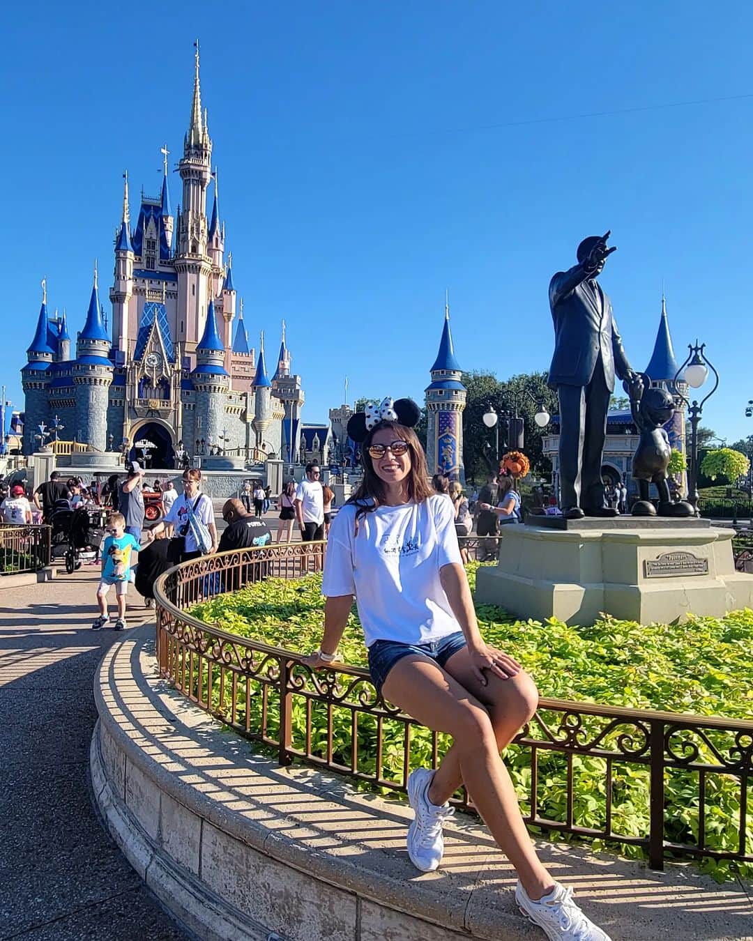 アイリーン・シラグサのインスタグラム：「The most magical place on Earth🫶❤️  Grazie Disneyworld e grazie a tutti quelli che mi hanno aiutato a realizzare questo sogno 🙏  La nostra missione continua...stay tuned!  #lavelocistacongliocchiali  #orlando #holydays #disneyworld #epcot #hollywoodstudios #magickingdom」