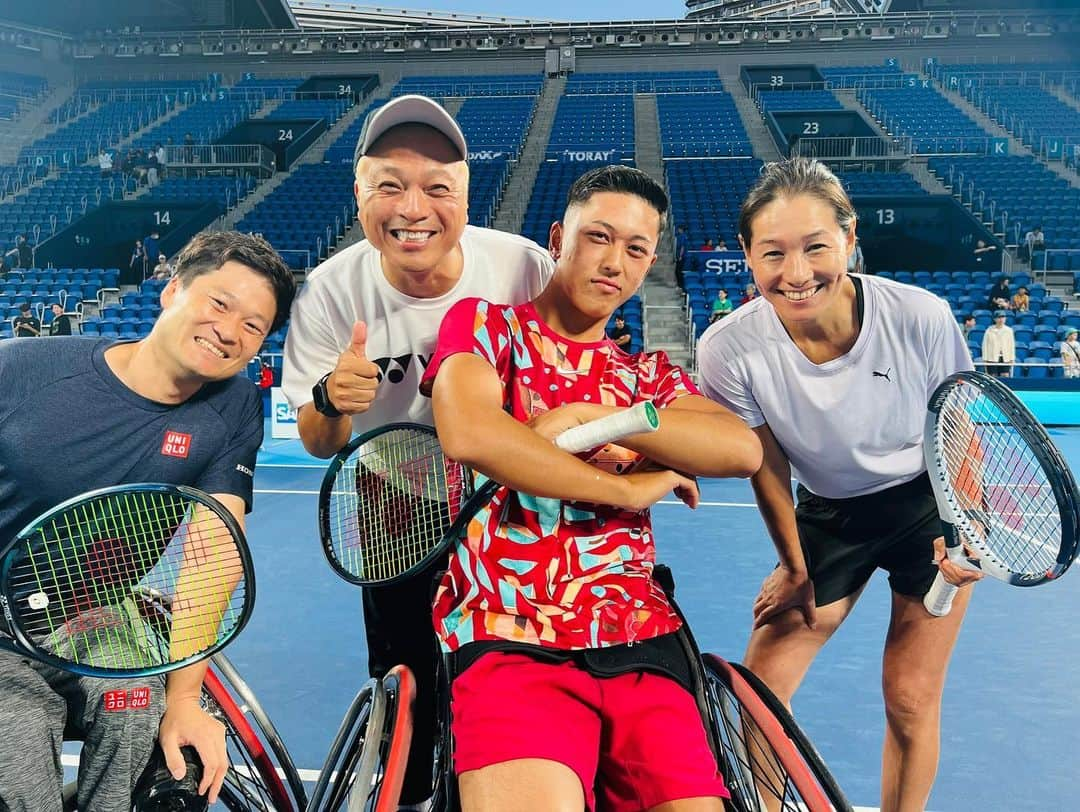 国枝慎吾さんのインスタグラム写真 - (国枝慎吾Instagram)「YONEX TENNIS FESTIVAL @torayppo  Enjoyed playing with super legends!!! なんと伊達さんとの初ペア💪スーパーレジェンド、ナブラチロワさん🥺現♿️No.1の小田選手とのダブルスは、久しぶりに燃えました😘 何より観客の皆様の雰囲気も最高でした。有難うございました。 このような機会を頂きましてヨネックスに感謝です。 使用ラケットはEZONE98👍  YouTubeでエキシビジョンマッチ視聴できます🙌↓↓ https://youtu.be/GsX6IJvOg98?si=qvby2UZIPx4T7Ilx  #yonex #ヨネックス #東レパンパシフィックオープン」9月24日 23時14分 - shingokunieda