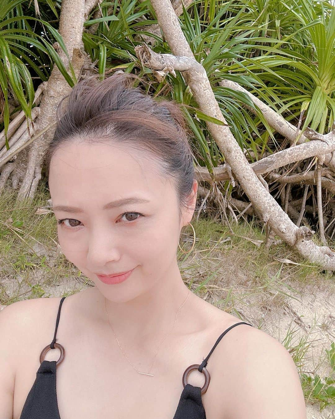 小野麻亜矢のインスタグラム：「朝晩や、ふく風がすっかり秋っぽくなってきたので 恋しい夏の振り返り投稿♡  この日はまだ帰れなくなるとは思っていない自撮り笑  沖縄到着1日目〜  海に少しだけ行ったけど 沖縄に住んでる友達から 危険だから海に入るなと忠告を受けて、そそくさ退散！！ （泳げないので、ビビりまくり笑）  そして、やはりいつもよりは波があって、子供も一緒なので地元の友達の言う事をすぐ聞きました！  だって飛行機のアナウンスでも 観光客の事故が増えてるから、 気をつけろって言ってたしーー  息子は貝を拾ってまぁまぁ満足してたし、綺麗な海も見れたし入れたし今日はここまで！  そして、腹ごしらえに！！  つづく  #振り返り投稿 #夏の思い出2023 #沖縄 #台風接近中のとき」