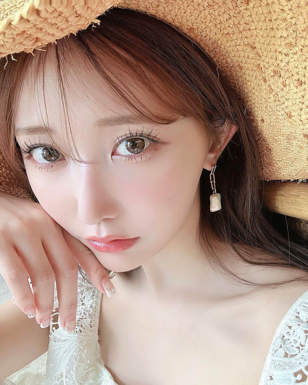 のインスタグラム：「じーー👁 顔、近影 ⁡ カラコンは @riuakari プロデュースの @quprie_official 👁 ⁡ いちまいめは #Charmebrown ナチュラルな万能ブラウンで自然に盛れる ⁡ にまいめは #Noixbeige 細フチベージュでちゅるんと写真映えする ⁡ どちらも上品な発色ですき🫶🏻 #Quprie #sponsored #キュプリエ #魔性カラコン #カラコン #カラコンレポ」