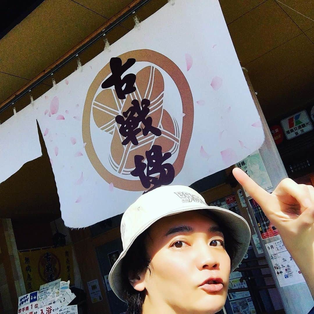 浅沼晋太郎のインスタグラム：「声優朗読劇 #フォアレーゼン で、 #岩手県 #一関市 に来ております。さっそくレストラン #古戦場 で #朝ウナ 。以前来た時にはなかった #薬草サウナ を満喫！ロッカーの鍵バンドが変わって「熱ちっ！」とならないのが地味に嬉しかったなぁ。  出たあとはすぐ近くの「 #岩手のラーメン柳家 」さんで、名物の #キムチ納豆ラーメン 。以前も盛岡で食べたことはありましたけど、 サウナ後に食べたのは初めて。いやコレ、#サ飯 として大正解なメニューでした！  またゆっくり来よう。  #サウナ #sauna #トウホグサウナ」