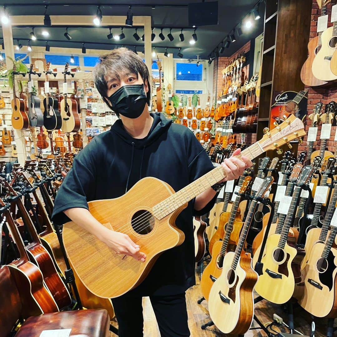 徳山秀典のインスタグラム：「NEWギター🎸購入、in大阪。 東京でも何十本と弾いて、お気に入りの一本に出逢えました。とさ。」