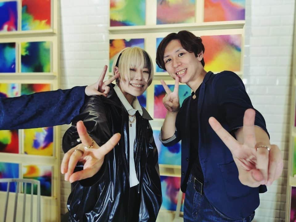 VALSHEのインスタグラム：「◢◣  「OTH〜OVER THE HISTORY〜」 初ライブ配信終わりに  新生チームVは まさかの過去現在未来の混成チームで爆誕しました。  いろんなことを乗り越えた先に夢のようないまがあるよ 腐らなくて良かったな  グリーティング全国ツアーも決まったし 来年も慌ただしくなりそう たーのーしーみーーー！！  チームスタッフさんが差し入れしてくれたビスカウトを添えて」