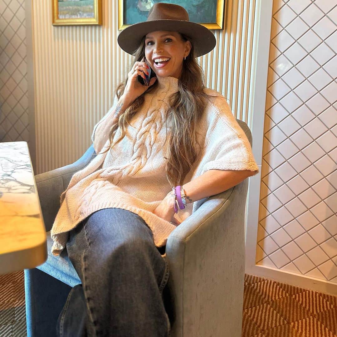 カリスマ・カーペンターのインスタグラム：「Thank you @fanxsaltlake for a fun filled weekend. Thank you #SLC for a warm welcome. See you next time!」