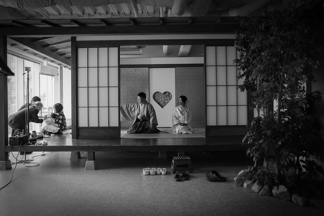 のインスタグラム：「社内コンテンスト Decollte Wedding Photography Award 2023 審査員特別賞をいただきました。 これからも寄り添った撮影ができるように頑張ります✨ ありがとうございました。 📷 @negi.deco.ph  💄 @misa.hairmake  ⁡  #フラワーウェディング  #フラワーウォール  #スタジオフォト  #d_weddingphoto #デコルテフォト #スタジオアクア #撮る結婚式 #ウェディング #ウェディングフォト #フォトウェディング #フォトスタジオ #花嫁 #プレ花嫁 #卒花嫁 #関東花嫁 #前撮り #後撮り #結婚式 #結婚式準備  #ウェディングカメラマン #ウェディングフォトグラファー #前撮りレポ #前撮りポーズ  #ブライダルフェア #撮影指示書 #洋装前撮り #プレ花嫁さんと繋がりたい #全国のプレ花嫁さんと繋がりたい #日本中のプレ花嫁さんと繋がりたい  スタジオアクア新宿店🌱 ▷▷ @studioaqua.shinjuku  ⁡ デコルテ公式アカウント ▷▷ @decollte_weddingphoto  -——————————— ▷ フォトグラファー ▷ ヘアメイク ▷ フォトプランナーの仲間を募集中！  私たちと一緒に働きませんか？ 詳しくは @decollte_recruit へ🍀」