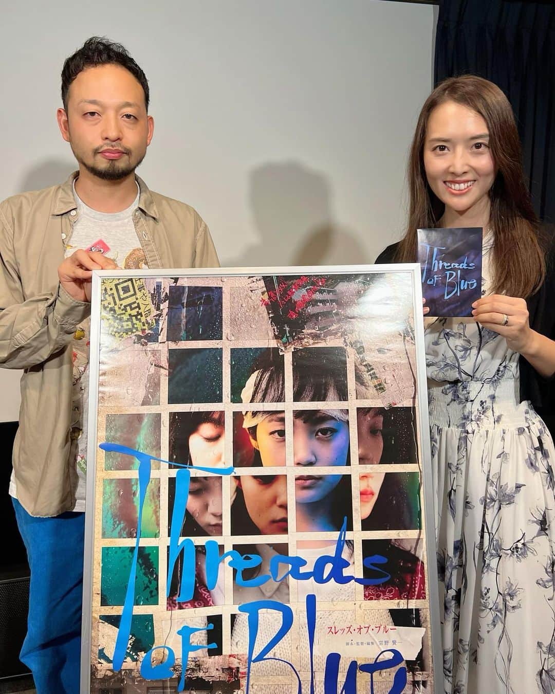 宇佐美蘭のインスタグラム：「出演させて頂きましたThreads of Blueの試写会にいってきました！ 宗野賢一監督と📷✨ ぜひ劇場でこの映画の不気味さの謎を解き明かしてみてください🕵️ ⁡ あらすじ とある薄暗いマンションの一室で、燃える車の絵を荒々しく描く謎の白髪の老婆…。ちょうどその頃、山道での交通事故で両親と弟を失うという悪夢から目を覚ましたエン ( 佐藤玲) は、不吉な予感に襲われる。なぜなら数日後に予定している家族旅行の行き先は避暑地の山であったからだ。エンは父親に旅行をやめさせようと説得を試みるも、聞く耳を持たない。そんな中、同じマンションの住人の百合子さんはエンに、夢で見た交通事故はもうすでに起こった出来事である、と告げる。いったいどういう意味なのか? もしそれが本当だとしたら、今エンの目の前にいる家族はいったい誰なのか? そして不吉な絵を描く老婆の正体は…? ⁡ #ThreadsofBlue #スレッズオブブルー」