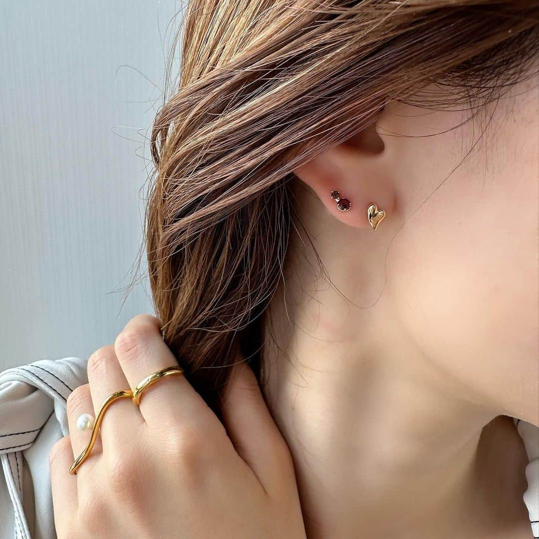 STAR JEWELRY Girlさんのインスタグラム写真 - (STAR JEWELRY GirlInstagram)「ハートモチーフがきらめく“LIQUID HEART”シリーズに肌なじみの良いゴールドカラーがラインナップ。  有機的なディテールでスタイリッシュなハートモチーフが大人の遊び心を高めてくれるアイテムです。   スキンジュエリーとしてデイリーに着用しやすいゴールドのタイプと、コーディネイト全体を引き締めてくれるシルバーのタイプ。 お好みはどちら？  #liquidheart  #pierce #ピアス #earcuff #イヤーカフ #necklace #ネックレス #charm #チャーム #silver #シルバー #gold #ゴールド #ootd #jewelry #ジュエリー #スタージュエリーガール #starjewelrygirl」9月24日 14時55分 - star_jewelry_girl