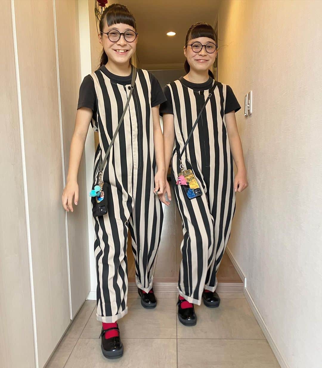 りんか & あんな（ツインガールズ）のインスタグラム：「海苔アンバサダーの2人にピッタリのお洋服☺️ こちらで出動だぁ☺︎」