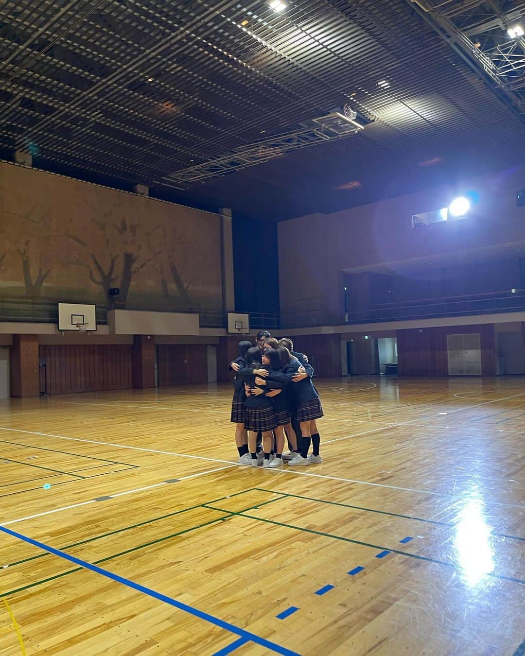 畑芽育さんのインスタグラム写真 - (畑芽育Instagram)「ㅤㅤㅤㅤㅤㅤㅤㅤㅤㅤㅤㅤㅤㅤㅤ  zドラマ「最高の生徒」 最終回までご覧いただいた皆様 本当にありがとうございました。  撮影が終わって少し時間が経った今でも ひかりや、6人のことを思い出しては 胸の奥で何かぎゅーっと締め付けられるような 感覚を味わいながら日々を過ごしています。  振り返り始めたら本当に終わりが来そうで 今も心が詰まりそうな想いでいます。  ひかりという人物でいる自分と、 ひかりという人間を俯瞰で見ている私自身と、 色んな目線から彼女を考えていました。  でもおそらく中盤くらいからは、 自分でも境界線が分からなくなってしまうくらい ひとつになっていたと思います。  ひかりの放つ言葉にはあまりにもパワーがあるから そこに負けないようなお芝居を持っていかなきゃと 頭を悩ませていた日々を鮮明に思い出します。  お芝居というか、そういうのを超越した何かを 持っていかないといけなかった。  漠然と大きな不安に襲われたり、 立ち止まりたくなったり、 色々な困難と課題がありました。 私だけでなく、其々に。  皆の悔し涙や葛藤する姿、沢山見てきました。  弱い姿ってあまり人に見せたくない部分で、 どうにか隠そうとする習性があると思います。  そういった壁を優に超えて、 自分のカッコ悪くてダサいところを 恥ずかしげもなく見せ合える、 あまりにも愛おしくかけがえのない 大切な大切な仲間が出来ました。  沢山笑って沢山泣いて、沢山踊った夏でした。 絶対に忘れられない思い出が沢山できた夏でした。  頼りない私をいっぱい支えてくれた 大好きな人たち、有難う。 皆と一緒ならきっと大丈夫だってそう思えました。  本当に楽しかった、最高だった💮  この作品を最後まで見届けてくれた 視聴者の皆様、 そして作品に携わってくださった キャスト・スタッフ関係者の皆様、  本当に本当にありがとうございました。 ひかりを愛してくれて、ありがとうございました。  My Heart is glowing up💛  @z_drama_ntv  #最高の生徒」9月24日 14時56分 - mei_hata_official