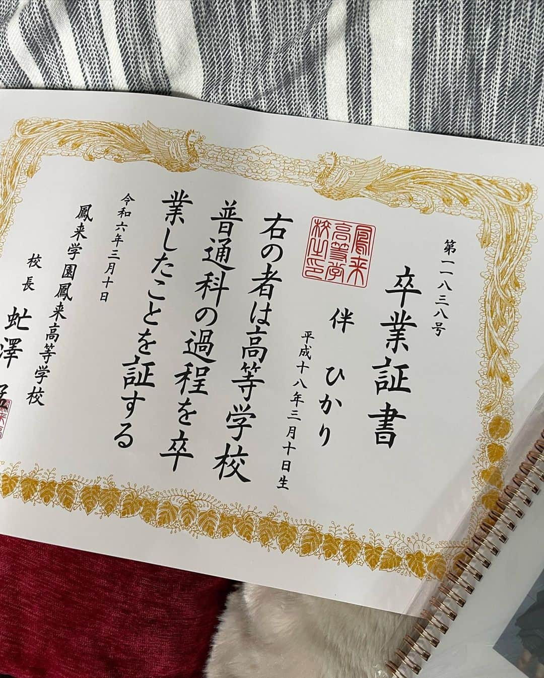 畑芽育さんのインスタグラム写真 - (畑芽育Instagram)「ㅤㅤㅤㅤㅤㅤㅤㅤㅤㅤㅤㅤㅤㅤㅤ  zドラマ「最高の生徒」 最終回までご覧いただいた皆様 本当にありがとうございました。  撮影が終わって少し時間が経った今でも ひかりや、6人のことを思い出しては 胸の奥で何かぎゅーっと締め付けられるような 感覚を味わいながら日々を過ごしています。  振り返り始めたら本当に終わりが来そうで 今も心が詰まりそうな想いでいます。  ひかりという人物でいる自分と、 ひかりという人間を俯瞰で見ている私自身と、 色んな目線から彼女を考えていました。  でもおそらく中盤くらいからは、 自分でも境界線が分からなくなってしまうくらい ひとつになっていたと思います。  ひかりの放つ言葉にはあまりにもパワーがあるから そこに負けないようなお芝居を持っていかなきゃと 頭を悩ませていた日々を鮮明に思い出します。  お芝居というか、そういうのを超越した何かを 持っていかないといけなかった。  漠然と大きな不安に襲われたり、 立ち止まりたくなったり、 色々な困難と課題がありました。 私だけでなく、其々に。  皆の悔し涙や葛藤する姿、沢山見てきました。  弱い姿ってあまり人に見せたくない部分で、 どうにか隠そうとする習性があると思います。  そういった壁を優に超えて、 自分のカッコ悪くてダサいところを 恥ずかしげもなく見せ合える、 あまりにも愛おしくかけがえのない 大切な大切な仲間が出来ました。  沢山笑って沢山泣いて、沢山踊った夏でした。 絶対に忘れられない思い出が沢山できた夏でした。  頼りない私をいっぱい支えてくれた 大好きな人たち、有難う。 皆と一緒ならきっと大丈夫だってそう思えました。  本当に楽しかった、最高だった💮  この作品を最後まで見届けてくれた 視聴者の皆様、 そして作品に携わってくださった キャスト・スタッフ関係者の皆様、  本当に本当にありがとうございました。 ひかりを愛してくれて、ありがとうございました。  My Heart is glowing up💛  @z_drama_ntv  #最高の生徒」9月24日 14時56分 - mei_hata_official