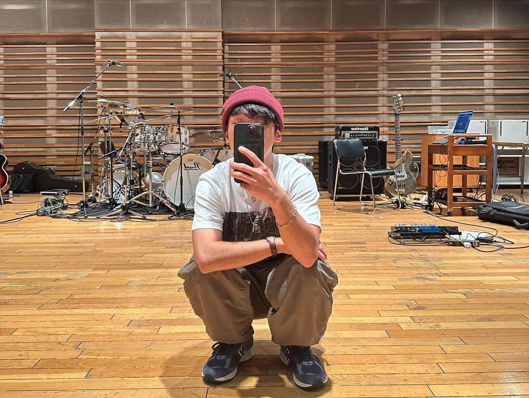 としみつさんのインスタグラム写真 - (としみつInstagram)「バジマがリハしてるところをリハしてる感じで撮ってくれた  ニット帽は昨日 @utilityharajuku で可愛いなってなってそのまま被った意外と暑くない。こういう色も久しぶり。」9月24日 14時58分 - toshimitsu_tokaionair