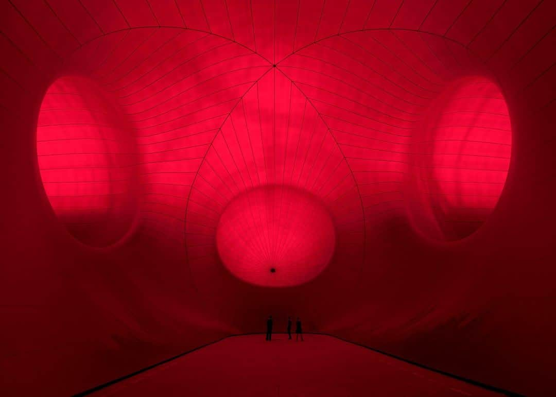 パラッツォストロッツィのインスタグラム：「Aspettando #AnishKapoor: pt.9 Nel 2011, in occasione di “Monumenta”, Anish Kapoor presenta al Grand Palais di Parigi l’opera “Leviathan”, enorme struttura architettonica gonfiabile in PVC, data dalla fusione di più corpi sferici. Entrando nell’opera, il visitatore poteva fare esperienza delle sue forme organiche, uterine, in un percorso di rinascita individuale e collettiva.  “Anish Kapoor. Untrue Unreal” aprirà a Palazzo Strozzi il 7 ottobre 2023. Scopri di più sulla mostra e acquista il tuo biglietto al link in bio. _ In 2011, for "Monumenta," Anish Kapoor presented "Leviathan" at the Grand Palais in Paris, a massive inflatable PVC architectural work formed by merging multiple spherical parts. Upon entering the artwork, visitors could experience its organic, uterine forms, embarking on a journey of individual and collective rebirth.  "Anish Kapoor: Untrue Unreal" will open at Palazzo Strozzi on 7 October 2023. _ Crediti: © Anish Kapoor. All rights reserved SIAE, 2023  #UntrueUnreal #PalazzoStrozzi #ContemporaryArt #Paris #GrandPalais」