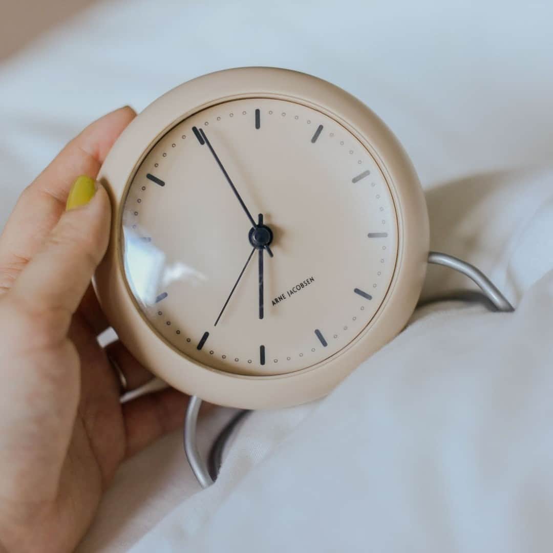 北欧、暮らしの道具店さんのインスタグラム写真 - (北欧、暮らしの道具店Instagram)「毎日見ても、飽きがこない。 アルネ・ヤコブセンの置き時計  - - - - - - - - - - - -  今回ご紹介するのは、 北欧デザインの巨匠、 アルネ・ヤコブセンが生み出した 「CITY HALL」の置き時計。  一切の無駄を排除した、 どの角度から見ても美しい ミニマルなデザインです。  ご用意したカラーは2色。  柔らかいトーンの中に、 大人の落ち着きを感じる 「SANDY BEIGE」と、 クールだけれど優しく インテリアをおしゃれに見せる 「STONE BLUE」です。  どちらの色味も、 部屋の景色に調和しながら オブジェのような美しさも。  存在感はありつつも 邪魔にもならない大きさで、 文字盤も見やすいから 機能性もバッチリです。  秒針がないおかげで、 音がしないのもいいところ。 寝室に置くのにもおすすめですよ。  毎日目にするものだからこそ、 ちょっとした「憧れ」を 取り入れてみるのはいかがですか？  . ーーー 掲載のアイテムはこちら▼ ーーー . ☑︎ARNE JACOBSEN / アルネ・ヤコブセン / テーブルクロック / CITY HALL / SANDY BEIGE / STONE BLUE . 🎁「クラシ手帳2024」プレゼントキャンペーン実施中！お買いものいただいた方全員に、当店オリジナルの手帳を無料でお届けいたします。 . ▶︎ プロフィールのリンクから、お値段・サイズなど詳しい情報をご覧いただけますよ。→@hokuoh_kurashi . #interior#interiors#livingroom#homedecor#instahome#homewares #時計#置き時計#ARNEJACOBSEN#アルネヤコブセン#インテリア#デスク周り #リビング#賃貸#賃貸インテリア #マイホーム#インテリア雑貨#家具#シンプル#シンプルライフ #シンプルデザイン#暮らしを楽しむ#日々の暮らし #北欧#暮らし#北欧暮らしの道具店」9月24日 15時01分 - hokuoh_kurashi