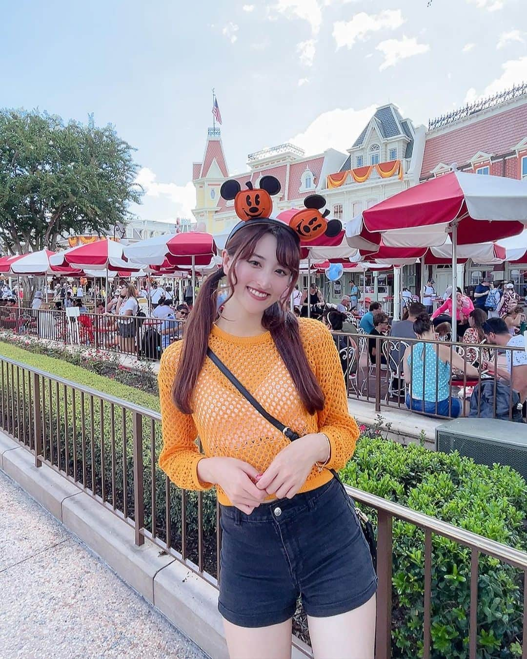 さあやさんのインスタグラム写真 - (さあやInstagram)「. 何枚目が好き？ . . . #disney#disneyworld#disneylife#disneyhalloween#disneygram#disneyparks#disneymagic#disneymagickingdoms#magickingdom#フロリダ#フロリダディズニー#floridagirl#マジックキングダム#ディズニーワールド#旅行#旅行記#アメリカ旅行#アメリカ生活#アメリカ留学#留学生活#留学生#留学日記#留学生と繋がりたい#大学生#ディズニー#yellow#disneyphotography#海外留学#海外旅行#海外ガール」9月26日 18時25分 - saya___endo