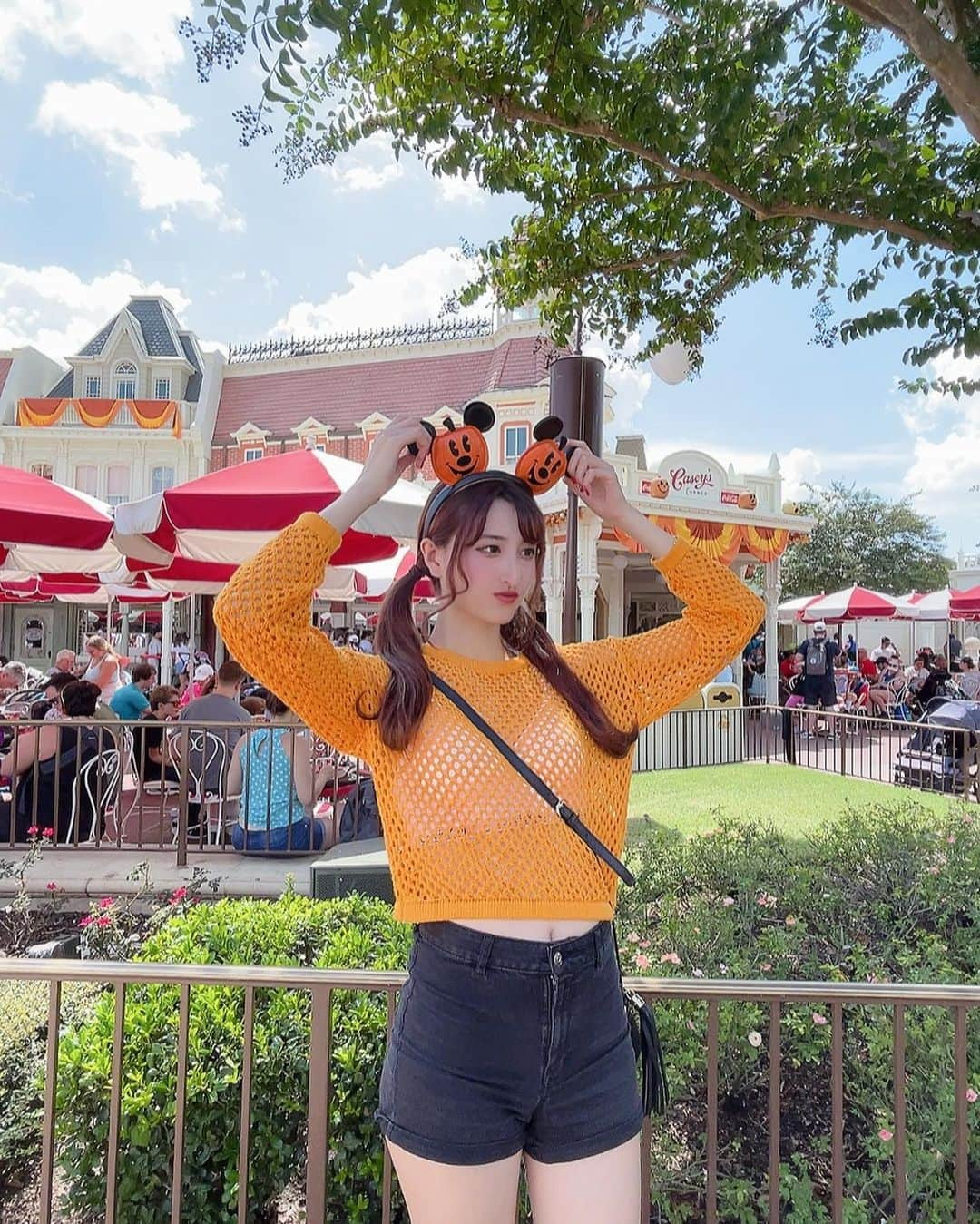 さあやさんのインスタグラム写真 - (さあやInstagram)「. 何枚目が好き？ . . . #disney#disneyworld#disneylife#disneyhalloween#disneygram#disneyparks#disneymagic#disneymagickingdoms#magickingdom#フロリダ#フロリダディズニー#floridagirl#マジックキングダム#ディズニーワールド#旅行#旅行記#アメリカ旅行#アメリカ生活#アメリカ留学#留学生活#留学生#留学日記#留学生と繋がりたい#大学生#ディズニー#yellow#disneyphotography#海外留学#海外旅行#海外ガール」9月26日 18時25分 - saya___endo