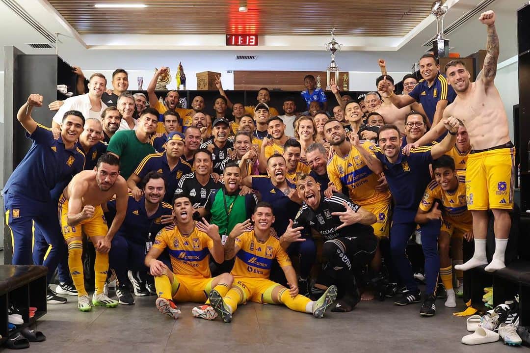 ディエゴ・レジェスのインスタグラム：「Monterrey es amarillo! 🔥🐯 Gran trabajo de todo el equipo 💪🏽Corazón, mente y muchos 🥚🥚!! Vamoooos mis Tigres!」