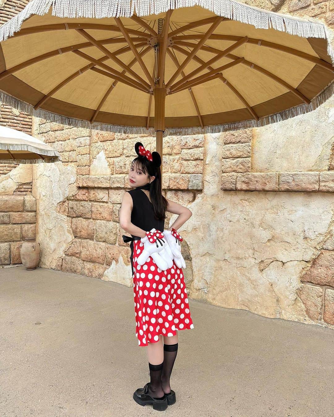 林田沙綾のインスタグラム：「もう涼しくなって秋だね🍂 早めのDハロ〜 ランド行く予定でミニーちゃんにしたけど ４０周年で混みすぎていけなかったので seaに🌊楽しかった〜！！  #ディズニーシー #Dハロ #ミニーコーデ」