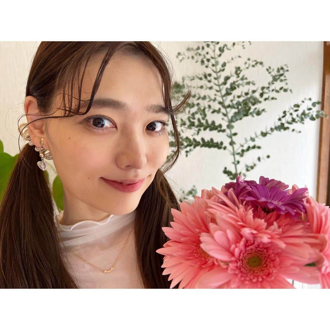 天玲美音さんのインスタグラム写真 - (天玲美音Instagram)「幸せが届きますように💐さて、 9/26(火)の 「天玲美音 あの日、あの時、あの場所で」は...🪽#KMIK  📝今日は何の日？ #あのてん  📝〇〇の日！に因んだあの音楽をお届け✨✨  📝癒しのInformation♨️🧖‍♀️🧖‍♂️  みなさま、素敵な1週間を🤎🍽️😋  #天玲美音info  少し前の投稿で、🍉のお写真をアップした時、夏？秋？と言っていたと思いますが、 いよいよ夏から秋めいてきましたね🍉→🍠  #癒しの写真 をupしました☺︎ そうそう、 明日の「あの日、あの時、あの場所で」は ゆったりとお聴きいただけるかと☺️✨✨✨ (嬉しい情報も！)  #ガーベラ女神大使 #天玲美音 #静岡県 #ガーベラ #gerber #笑顔の花 #flowerstagram #花のある暮らし #美音とガーベラ #天玲さん家のお花達」9月24日 15時03分 - miontenrei