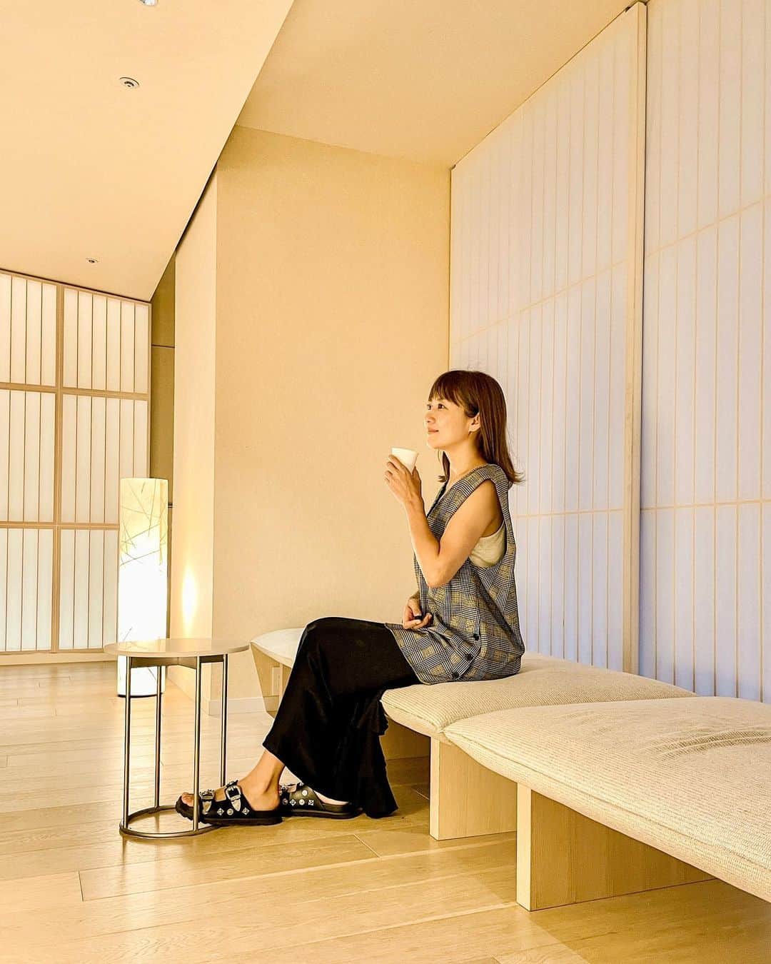 のインスタグラム：「⁡ \美味しいご飯とお祭り気分の別府Night/ ⁡ 夜ご飯の前に、トラベルライブラリーでお茶をいただきホッとひと息 人がごちゃごちゃしていなくて、落ち着いた空間が好きで、ちょこちょこお茶をいただきに行っていました ・ 夜ご飯は 旬の食材を取り入れた会席料理 伊勢海老さん豪華でした𖧷𖧷𖧷 ・ 夜の館内はお祭りのような雰囲気で 可愛い葛アイスバーを食べたり ご当地楽「湯治ジャグバンド」を楽しみました！ @hoshinoresorts.kai  ・ #小旅行 #旅行好き #旅行好き女子 #大人旅 #カメラ旅 #女子旅 #国内旅行 #ナナタビ #ナナコタビ #界別府 #界 #星野リゾート #大人の絶景旅 #夜ご飯 #別府 #温泉宿 ⁡」