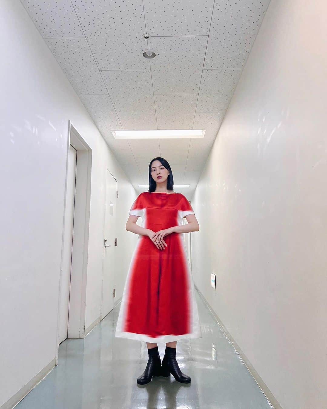 のん（能年玲奈）のインスタグラム：「昨日は、あまちゃん10周年コンサートin久慈にゲストで出演したよー。 あまちゃんの曲をアンバーホールで歌った事はなかったから、とても嬉しかった。 生のビックバンドでのあまちゃん劇判、かっこよすぎ。大友さんの指揮はいつも遊び心に溢れていて、バンドの皆さんの演奏は鳥肌立つほど凄いし、心の底からかっけーーだった。 宮本さんとトークするのも緊張したけれど楽しかったなー。決して甘やかすのではない、優しい眼差しでお話してくださいます。宮本さんとお会いすると勇気が湧く！  そして、今もずっとあまちゃんが愛されていることをビシバシ感じました。 会場に来てくれた皆ありがとうー。配信で観てくれた人もありがとうー。 アーカイヴ配信もあるからまだの方はそちらで観てね。  Styling: @izumimachino Hair&Make up: Shie Kanno」