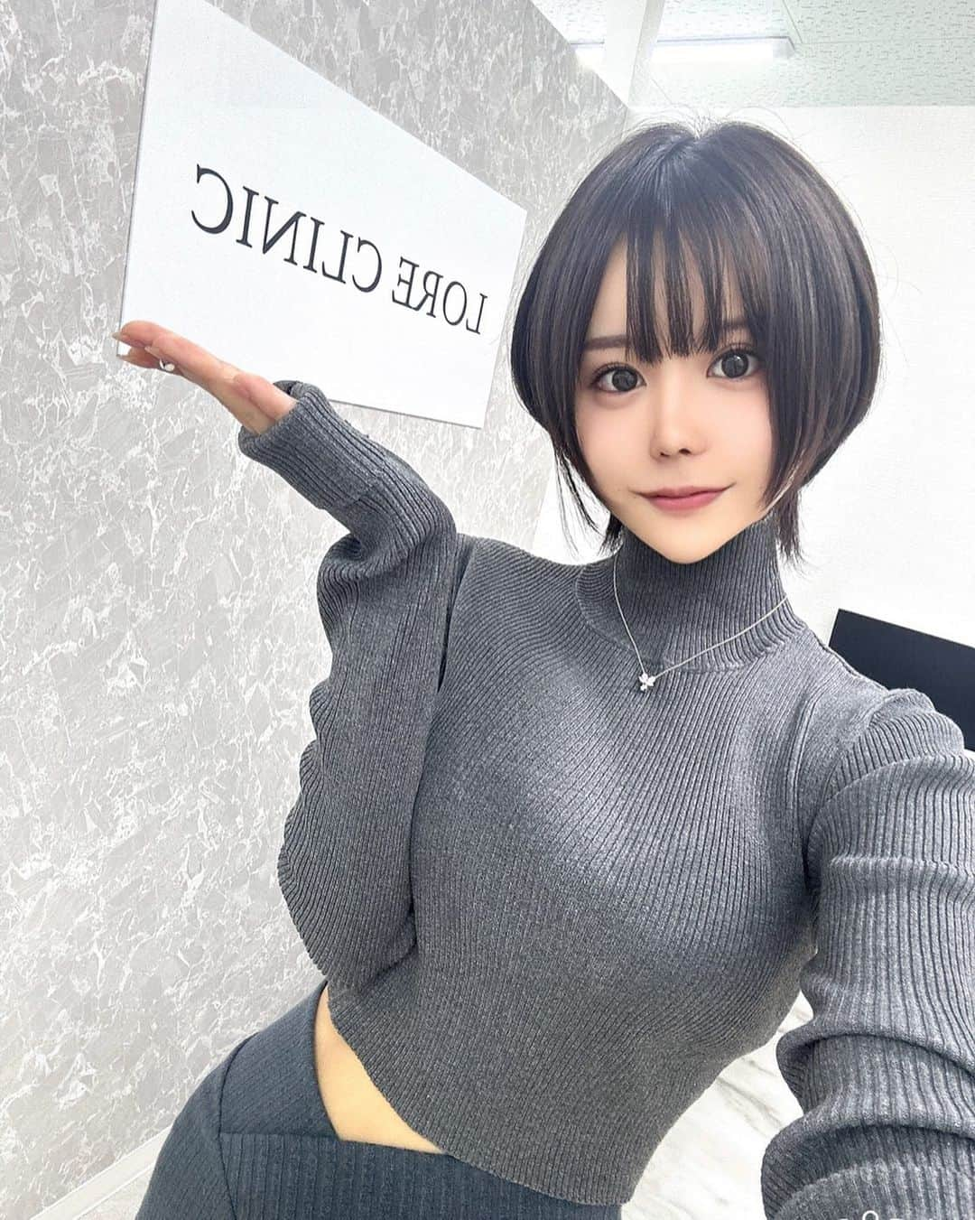 パピコのインスタグラム：「✂︎✂︎✂︎ 髪切った　✂︎✂︎✂︎ かれこれ4.5年の仲良しオーナー 新宿のロアクリニック　行ってきたよ🐈 有難い事に夜遅くまで営業してる、、 今回は口角とエラのボトックス💉 💉嫌いな私でも無痛でビックリ。 ついでに美容内服薬も処方してもらいました。 値段も手頃で通いやすい🚶‍♀️ 愛用のゼオスキンも取り扱ってた。 リピします、ありがとう  #ロアクリニック#ロアクリ#loreclinic  #ボトックス#ゼオスキン#美容内服薬」