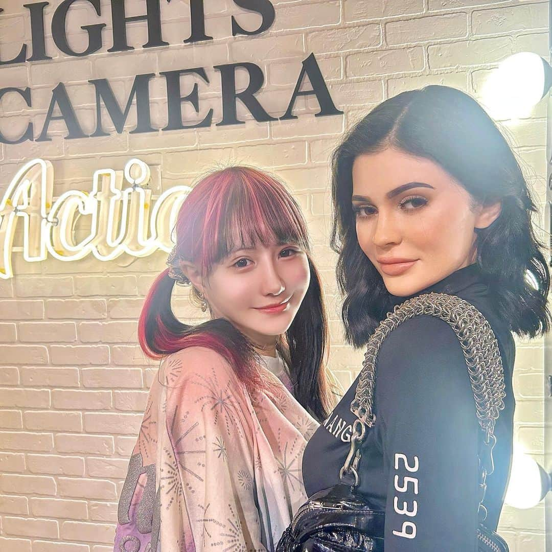 わかにゃん。のインスタグラム：「❤︎ LA生活 ❤︎ @kyliejenner ❤︎  #kylie #kyliejenner   ♡┈┈┈┈┈┈┈┈┈┈┈┈┈┈┈♡  新婚旅行でのんびり世界一周をしています❤︎  現在は6ヶ国28都市目✈️アメリカ LA編  LAの様々な観光スポットを紹介中！  その他の国と投稿はこちらから🫶↓  ☑︎ハイライトに全てまとめています🌍  ୨୧⌒⌒⌒ @wknyan925_ ⌒⌒⌒୨୧  ♡┈┈┈┈┈┈┈┈┈┈┈┈┈┈┈♡  ☑︎ 今回のLA旅はZIP AIRさんの フライトでお邪魔しています✈️ 🇺🇸❤︎  ( @zipair.tokyo_official )  #ZIPAIRtokyo #ziptrip  ♡┈┈┈┈┈┈┈┈┈┈┈┈┈┈┈♡  #madametussaudshollywood  #マダムダッソーハリウッド  のチケットは以前ロッテワールドの タイアップでもお世話になった  #klook @klookjp @klooktravel さんから チケットが購入できます❤︎  ♡┈┈┈┈┈┈┈┈┈┈┈┈┈┈┈♡  #anaheimdisney #californiadisney  #アナハイムディズニー #カリフォルニアディズニー  #disneycaliforniaadventure  #カリフォルニアアドベンチャー   #universalstudioshollywood  #ユニバーサルスタジオハリウッド  のチケットはいつもお世話になってる  ☑︎ 楽天トラベル　観光体験さん ( @rakutentravelexp_ja ) からチケットの購入が可能です❤︎  ♡┈┈┈┈┈┈┈┈┈┈┈┈┈┈┈♡  #losangeles #losantos #ロサンゼルス #ロサンゼルス旅行 #ロス #カリフォルニア #アナハイムディズニー #ush #ユニバーサルスタジオハリウッド #trip #travel #광고   ♡┈┈┈┈┈┈┈┈┈┈┈┈┈┈┈♡」