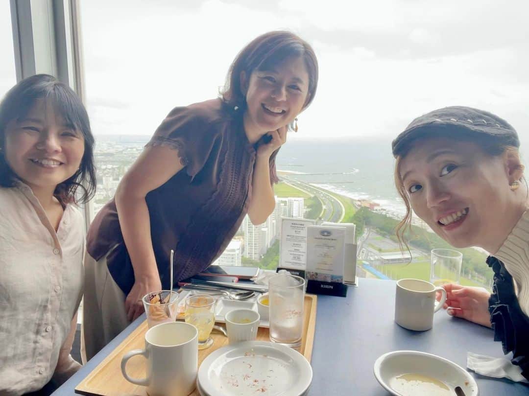 大和未知のインスタグラム：「サロンクルーと会えた@海浜幕張駅⁺˳✧  マッキー＆トッキーのおかげアパ50階のレストランビュッフェ🍽️  ゴローさんのラジオの後、ランチしたり 強風の海を楽しんだり🌊  土砂降りなのに何故かの日が見えたり、♨️して 最高の1日⁺˳✧  #生きるに感謝  #ワンネスプラネット  #出会いは宝もの ⁺˳✧」