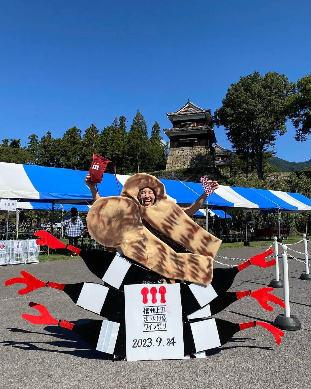 横沢ローラのインスタグラム：「信州上田まつたけ&ワイン祭！ 最高の環境とお客さんに恵まれた二日間。本日は17時までです！ハンズフリーになるワイングラスサコッシュがオシャレすぎて二つゲットしました！ 大好きなパエリアもあるよ！　#まつたけワイン祭 #信州上田まつたけandワイン祭り2023」