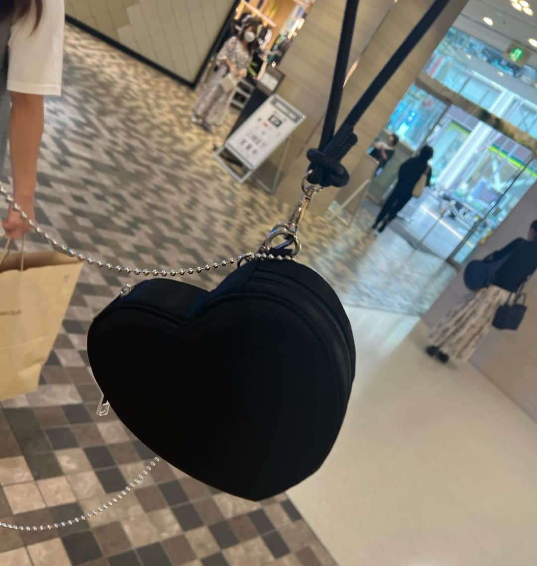 美香さんのインスタグラム写真 - (美香Instagram)「美香コラボ ハートポーチバッグ♥️  サブバッグとして持っても 可愛い😍 チェーンは取り外し可能だよ。  @nostalgia_jp  #美香コラボ」9月24日 15時34分 - mikaofficial99
