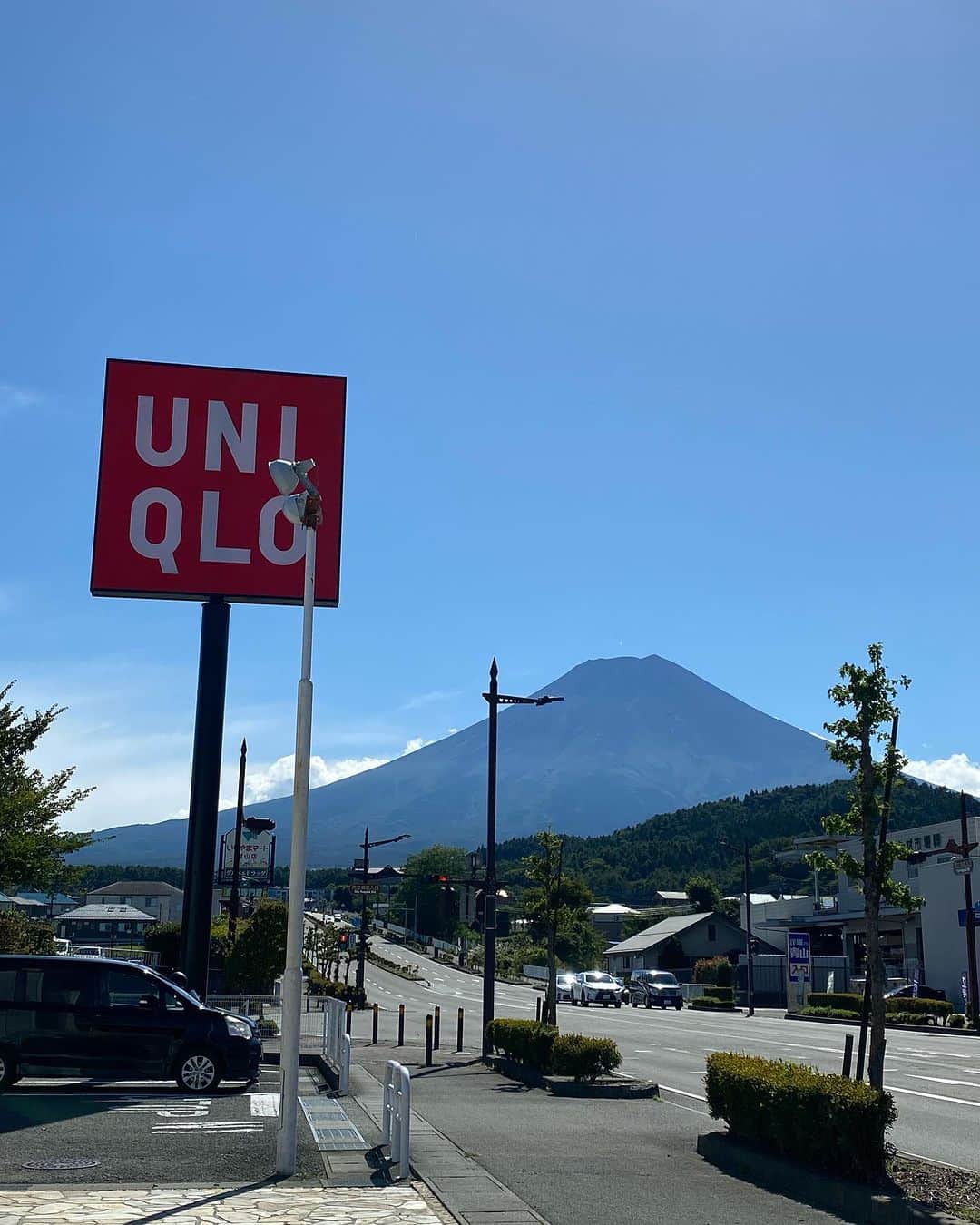 木原さとみのインスタグラム：「今日は、爽やかな秋晴れ！#富士山　が綺麗😍 #ユニクロ　で買い物 そして、#ソフトクリーム　巨峰やマスカットのも美味しそうだけど、私はブレずにいつもバニラ。」