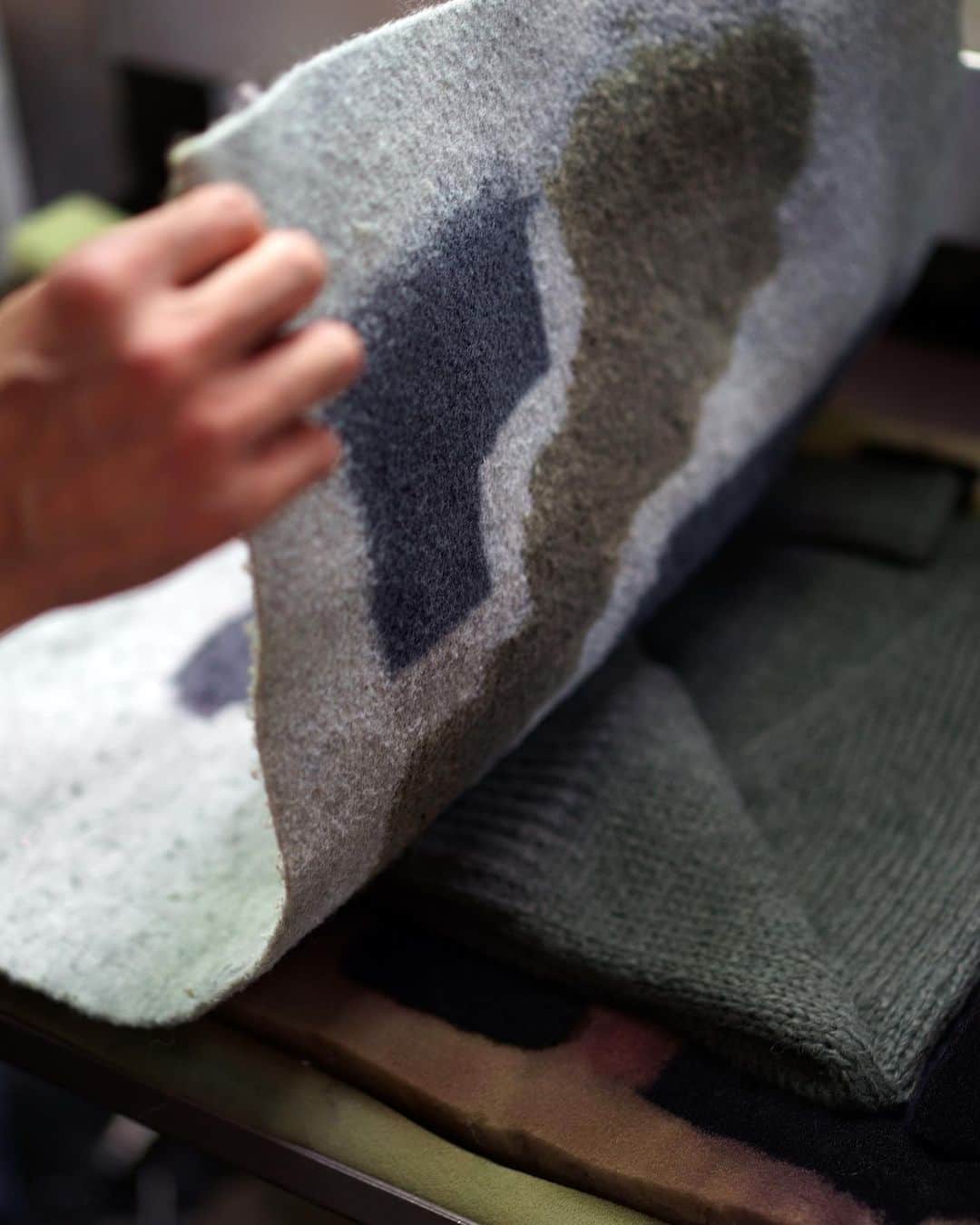 黒河内真衣子さんのインスタグラム写真 - (黒河内真衣子Instagram)「ニットに施す染色は、折り紙染を施すプルオーバーやスカート、スカーフの模型を紙で作り、職人に見てもらうところからはじまりました。着物や手ぬぐいに古くから用いられてきた注染の技術をこの工場が独自に発展させた折り紙染め。その名の通り、ニットを大きな折り紙のように折り畳むこの染色において、折り方やその順番はもっとも重要な工程のひとつです。  Dyeing applied to knitwear for this collection started by creating paper models shown to craftsmen of pullovers, skirts, and scarves to be origami-dyed. Origami dyeing, developed by the factory, is based on chusen (resist-dying) technique, used since ancient times for kimonos and tenugui. One of most important steps for the dyeing process, as the name suggests, is the method and order of folding, in which the knit is folded like a large piece of origami.   Photography @elena.tutatchikova  Words and edit @kontakt.press  Translation @s_miyamoto   #mamekurogouchi  #thestorybymame」9月24日 15時29分 - mamekurogouchi