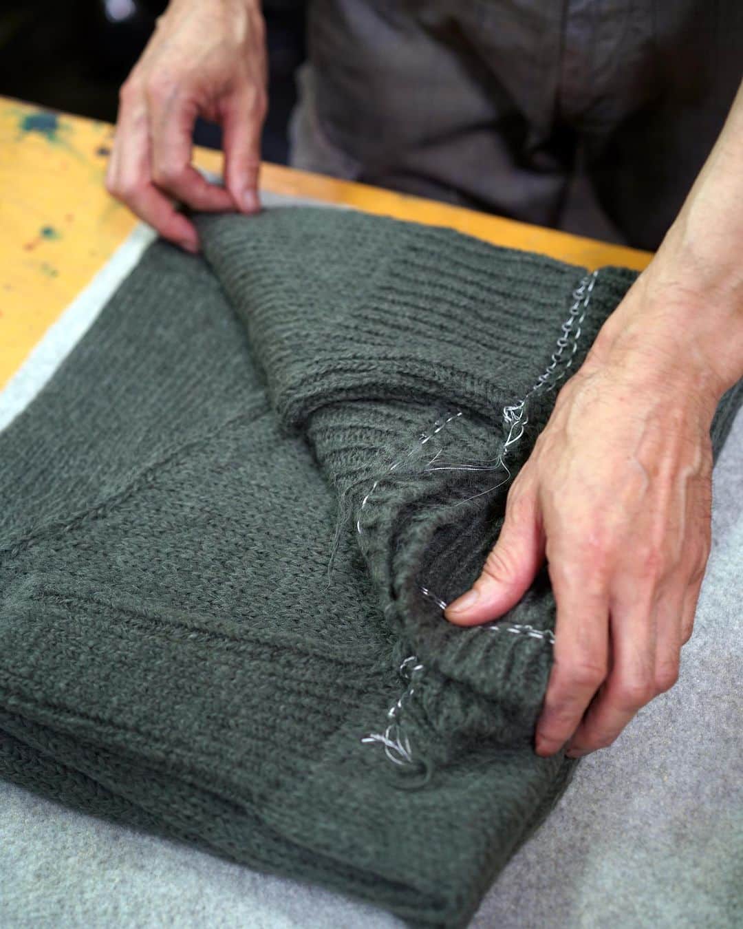 黒河内真衣子さんのインスタグラム写真 - (黒河内真衣子Instagram)「ニットに施す染色は、折り紙染を施すプルオーバーやスカート、スカーフの模型を紙で作り、職人に見てもらうところからはじまりました。着物や手ぬぐいに古くから用いられてきた注染の技術をこの工場が独自に発展させた折り紙染め。その名の通り、ニットを大きな折り紙のように折り畳むこの染色において、折り方やその順番はもっとも重要な工程のひとつです。  Dyeing applied to knitwear for this collection started by creating paper models shown to craftsmen of pullovers, skirts, and scarves to be origami-dyed. Origami dyeing, developed by the factory, is based on chusen (resist-dying) technique, used since ancient times for kimonos and tenugui. One of most important steps for the dyeing process, as the name suggests, is the method and order of folding, in which the knit is folded like a large piece of origami.   Photography @elena.tutatchikova  Words and edit @kontakt.press  Translation @s_miyamoto   #mamekurogouchi  #thestorybymame」9月24日 15時29分 - mamekurogouchi