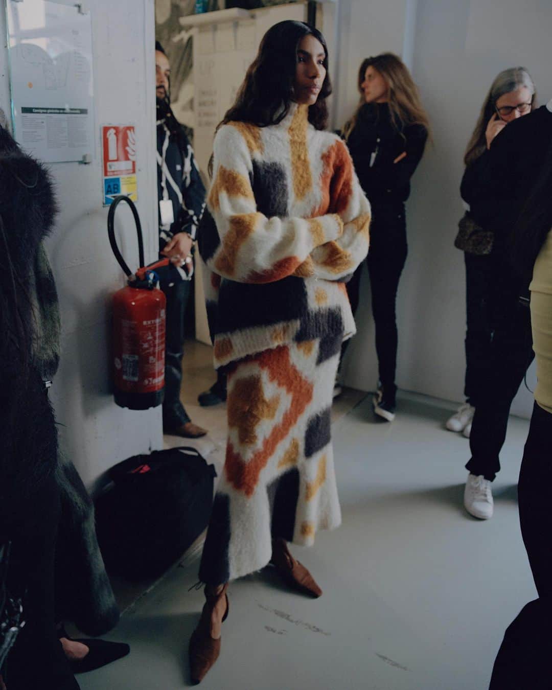 黒河内真衣子のインスタグラム：「Carliane at the backstage of #mamekurogouchi #23fw photographed by @picpicpiczo」
