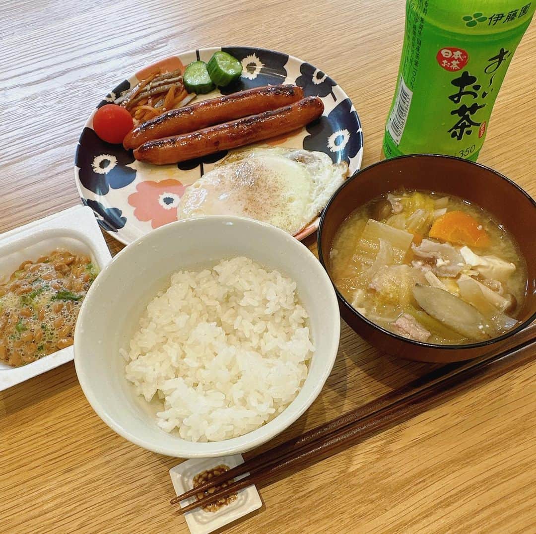 石川梨華のインスタグラム：「お昼ごはん何食べたんだろう？  炊きたてのご飯に豚汁！ チョリソーに目玉焼き、納豆も！ ホッとする私の好きバカメニュー❤️  ちなみに食べたの9時半🤣w 朝昼一緒でした！  #石川梨華 #モーニング娘og #リアル梨華 #二児の母 #年子やんちゃボーイズ #お昼ご飯何食べたんだろう」