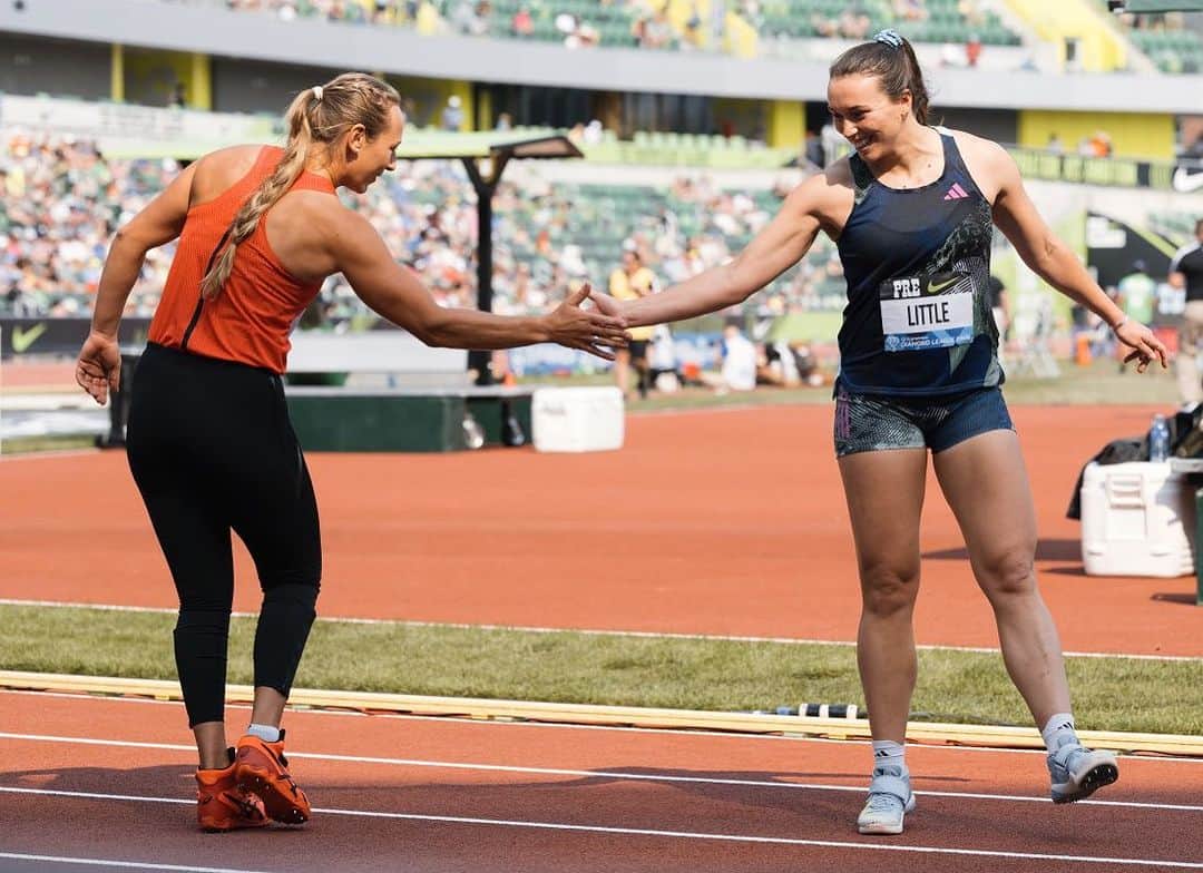 Tori Peetersのインスタグラム：「Hi 🖐🏽‘s for my best season to date!   • NZ Record of 63.26m • 2nd at the Diamond League Final  • 13th at World Champs   With a bit more time to reflect on the 2023 season, I want to share a few key things that have contributed to what has been my most successful season yet.   Believe, Trust & Enjoyment. These are the three most reoccurring words that are found in my training and competition diary from the European season.   Over the years I’ve always found it quite easy to write these words down, but it’s not been until reflecting upon my season that I truely feel I have a more HONEST connection to what these words mean for me.   BELIEF  that I am good enough.  TRUST  in my team, my preparation, my skill set, and my body.  ENJOYMENT  of where I am, with the people around me and of every competition no matter the outcome.   I really wouldn’t have been able to achieve what I did this season without the people closest to me, my HP support network and those on the TP support 🚂  @athleticsnz  @hpsportnz  @sbsbank_nz  @picspeanutbutter  @communitytrustsouth  @asicsnz @asics_japan  @justin.leydesdorff  @liborkrten  #MLTgore #rothburyinsurance   Thanks for believing in me and my dreams 🤝🏼 2024, your next!」