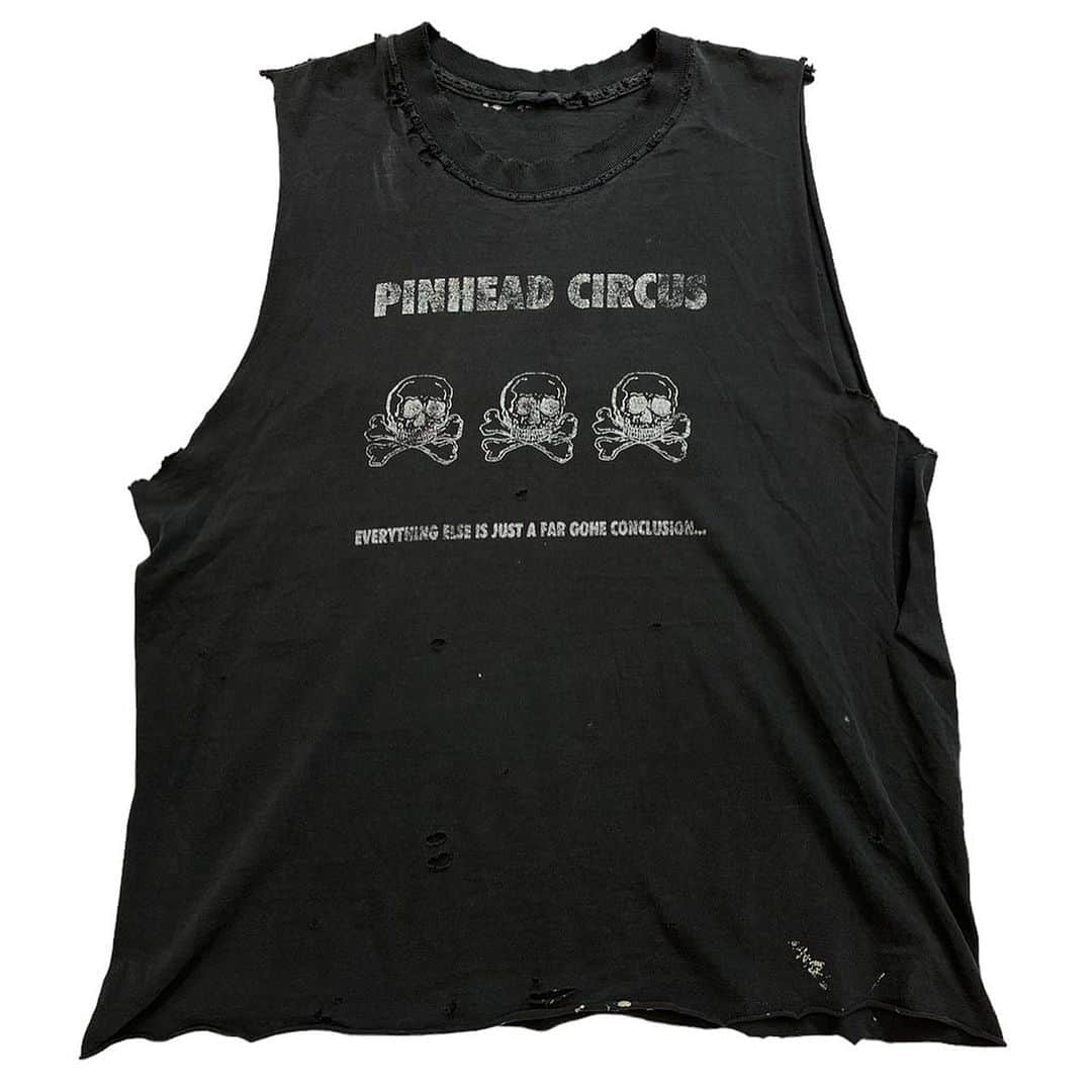 ジャムルのインスタグラム：「1990's～ PINHEAD CIRCUS cut off ¥8000+tax(8800) .  1988年にアメリカのコロラドで結成されたバンド、PINHEAD CIRCUS。 3ピースのメロディック・ポップパンクバンドで90年代のメロコア・ムーブメントの中でもカルト的な人気を誇るバンドです。  こちらは99年にリリースされたアルバム「EVERYTHING ELSE IS A FAR GONE CONCLUSION」のTシャツを見事なまでにクラッシュさせたカットオフTシャツ。 フェードした黒のボディに掠れたスカルのプリント、随所に入るダメージも最高です！！ .  WEB SHOPに入荷しております。 是非ご覧ください。 jammru.com  #お問い合わせはお電話で承ります #jammru#大阪古着屋#心斎橋古着屋#vintagetshirt #vintagetee#vintagebandtee#pinheadcircus  #osaka  #fashion  #streetstyle  #streetfashion  #vtg  #vintage  #used  #usedclothing  #古着 #古着屋 #ファッション #70s #80s #90s」