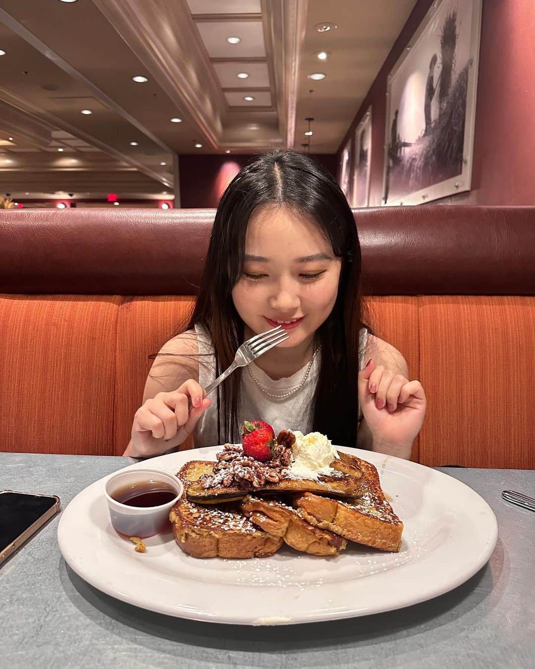 のインスタグラム：「*     Do you recognize where I was?!haha 　 どこに行ったかわかりますか？！笑     #breakfast #大きすぎじゃない ？笑 #留学 #留学生活 #海外 #海外旅行 #travel #shorttrip」