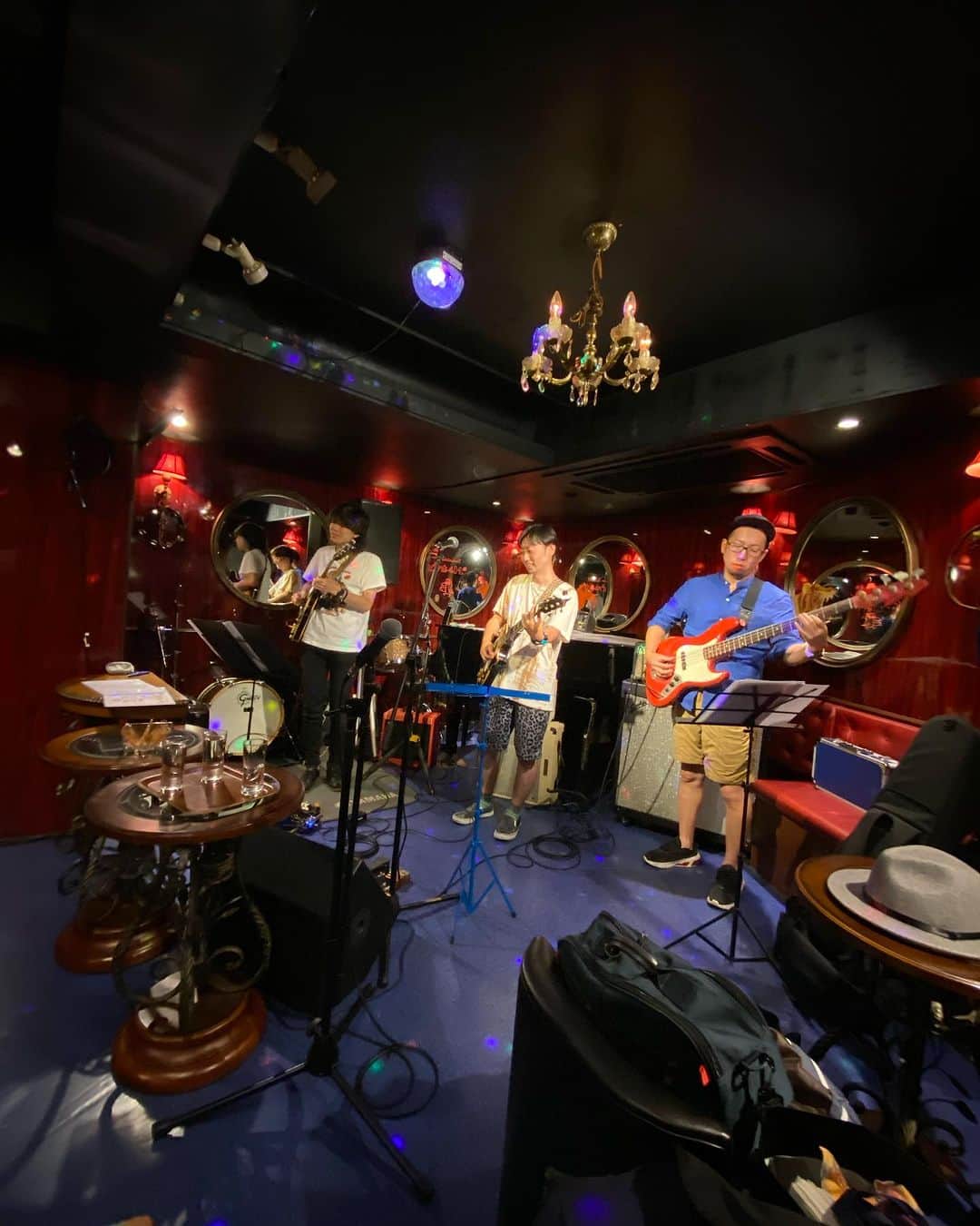 横沢ローラのインスタグラム：「戸倉のベーシスト、山極祥瑛　@y.magie にくっついて、coco funkのcocoさんのライブに遊びに来た！  飛び入りで数曲お邪魔することに。 長野市のビアホールトピと言うところ。」