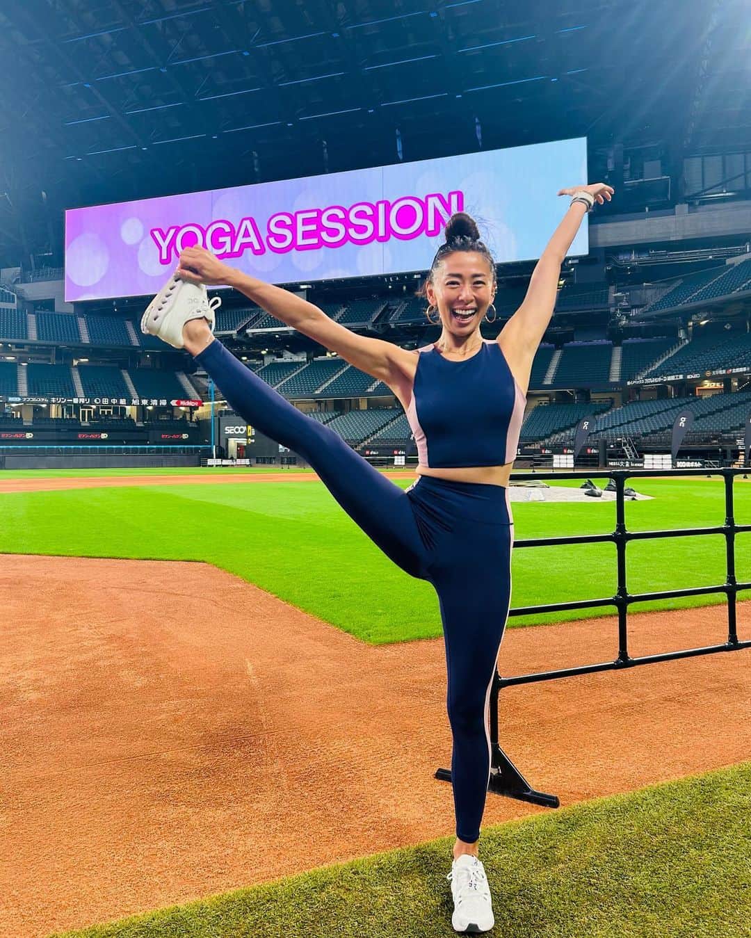 野沢和香のインスタグラム：「『早く行きたければ1人で行きなさい、遠くに行きたければ皆で行きなさい』  昨日チームプレーで走るランナーの皆さんを見ていて頭に浮かんだコトワザ☝️  時に人間関係ってめんどくさいっ🤣w こともあるけれど、その人達が居るからこそ、成長できるし、喜びがふえるし、生かされているんだよね🙏✨ としみじみ感じておりました。  早く行きたい時がほとんどなんだけどね🤪  #yoga #yogaforrunners #onsquadrace #エスコンフィールド」