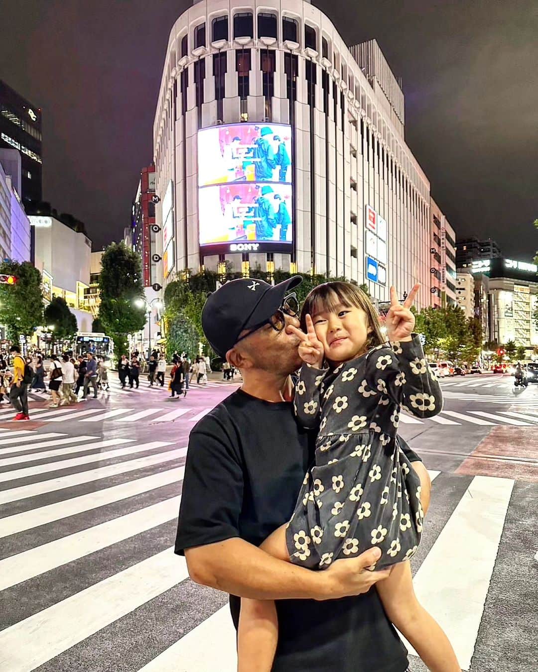 植竹拓さんのインスタグラム写真 - (植竹拓Instagram)「@erimika_mika をプロポーズした場所で娘と。  #渋谷 #神南 #wtaps #bendavis #NSH」9月24日 15時44分 - hiromu0820