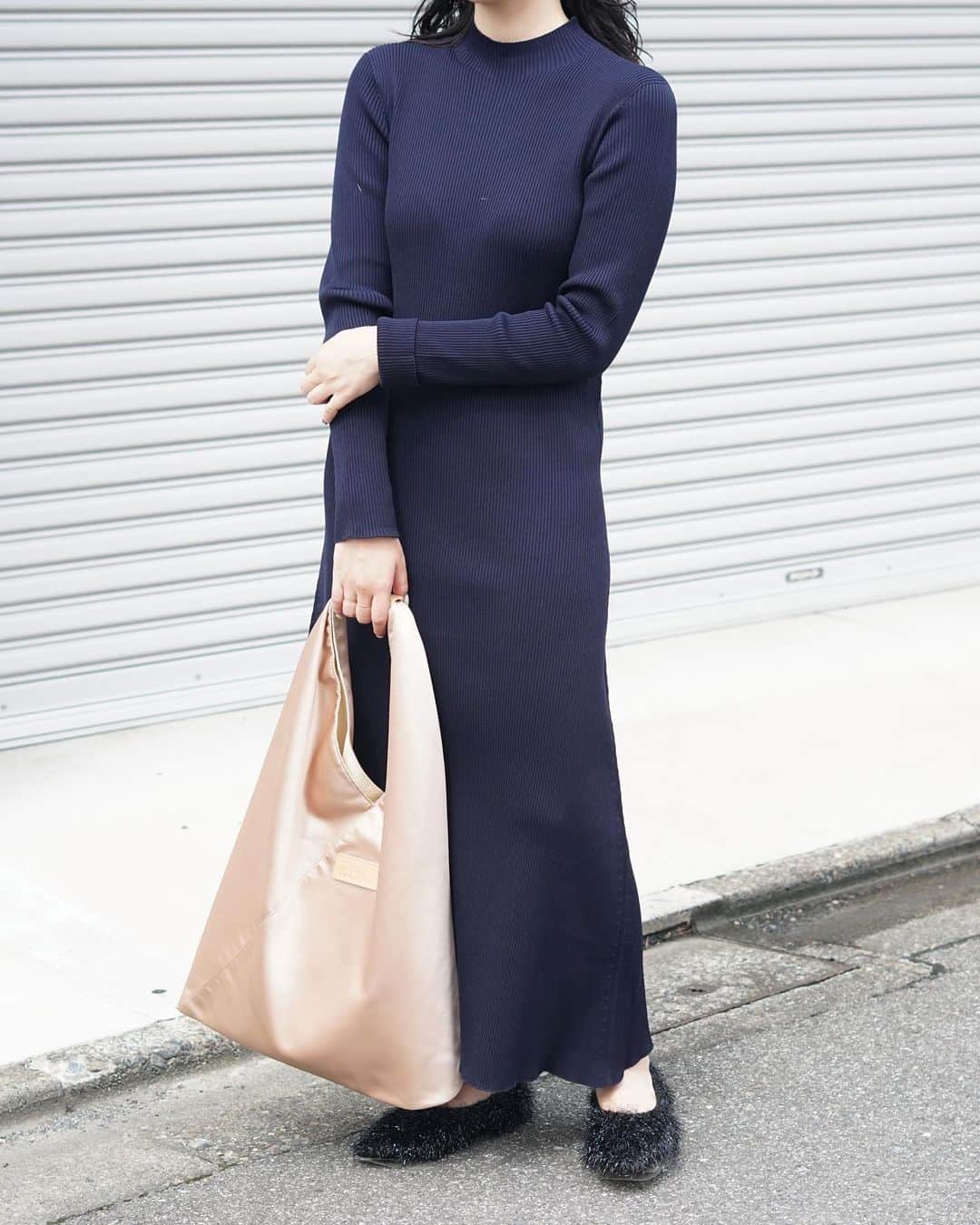 のインスタグラム：「CFCL  PORTRAIT LONG SLEEVE DRESS ￥49,500(tax in)  一切の切り替えを排除することでシャープな印象を与えつつ、ウエストから緩やかなフレアがリラックス感を演出してくれます。  タイトフィットなAラインのロングスリーブドレスなので、女性らしく着用可能です。  ⁡ ⁡ ⁡ 詳しくはオフィシャルサイト【ARKnets】にて。 ■商品や通信販売に関しまして ご不明な点がございましたらお気軽にお問い合わせください。 ----------------------------------- オフィシャルサイトの在庫と店頭在庫は共有しております。 商品に関しましては、お気軽にコメントや店舗までお問い合わせください。 ⬇︎⬇︎⬇︎ @ann_de_ark  @arknets_official ⁡ #fashion #栃木 #宇都宮 #ショップ #セレクトショップ　#arknets #anndeark  ⁡#cfcl #maisonmargiela #pippichic  -----------------------------------」