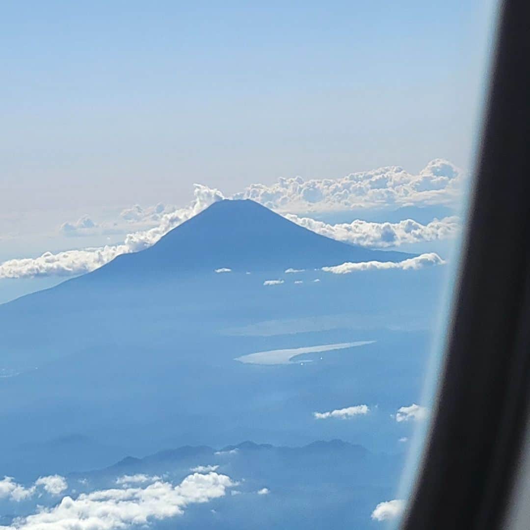 音無美紀子さんのインスタグラム写真 - (音無美紀子Instagram)「晴天の空の上空から富士山🗻 久しぶりだな。 どこから見ても、美しいな。」9月24日 15時54分 - mikikootonashi