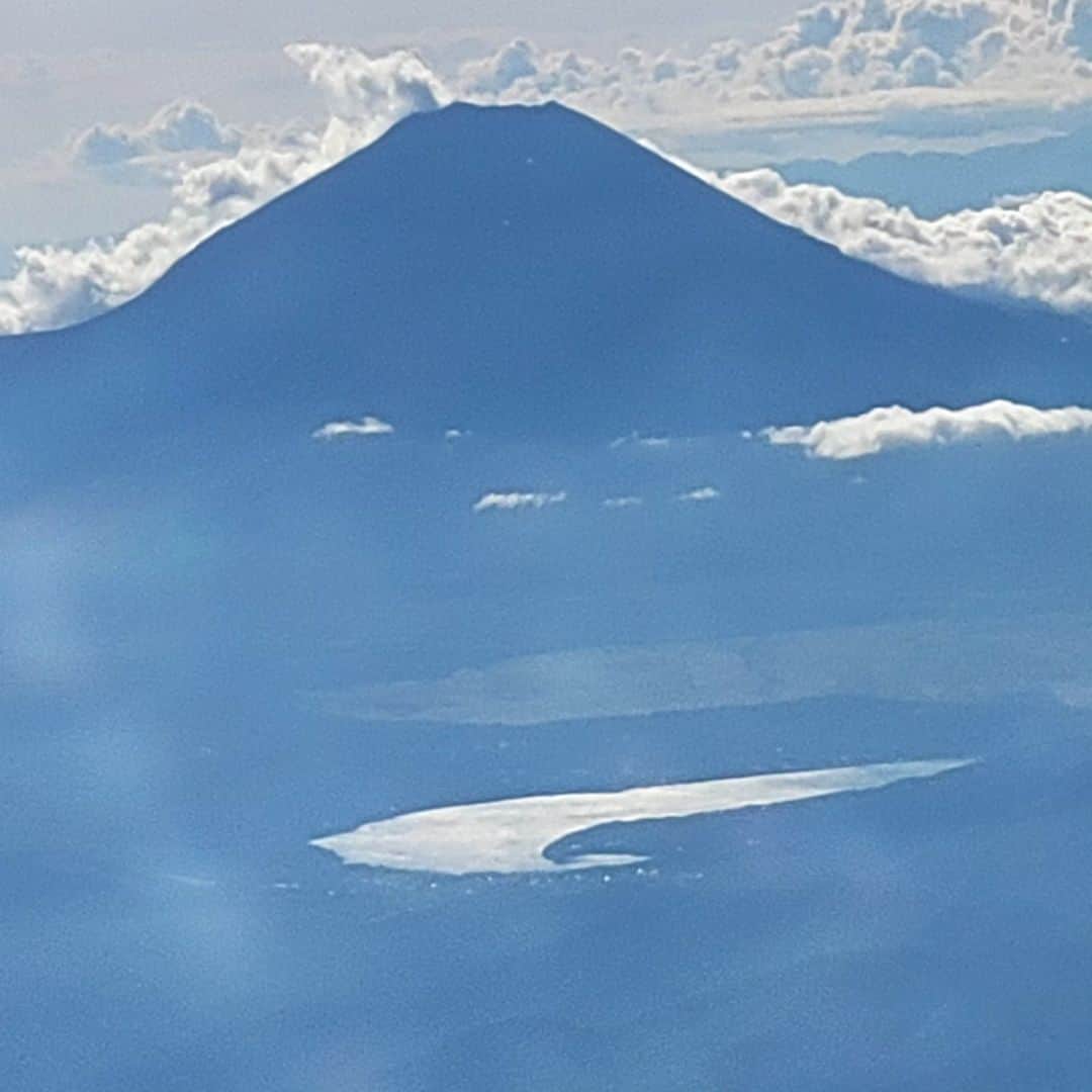 音無美紀子さんのインスタグラム写真 - (音無美紀子Instagram)「晴天の空の上空から富士山🗻 久しぶりだな。 どこから見ても、美しいな。」9月24日 15時54分 - mikikootonashi